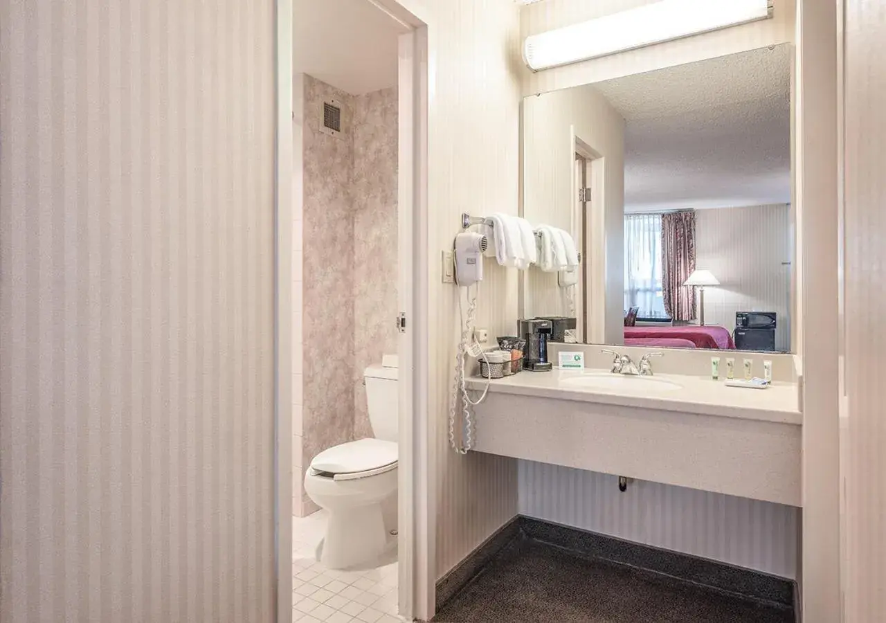 Single Room in University Place Hotel and Conference Center Single Room in University Place Hotel and Conference Center