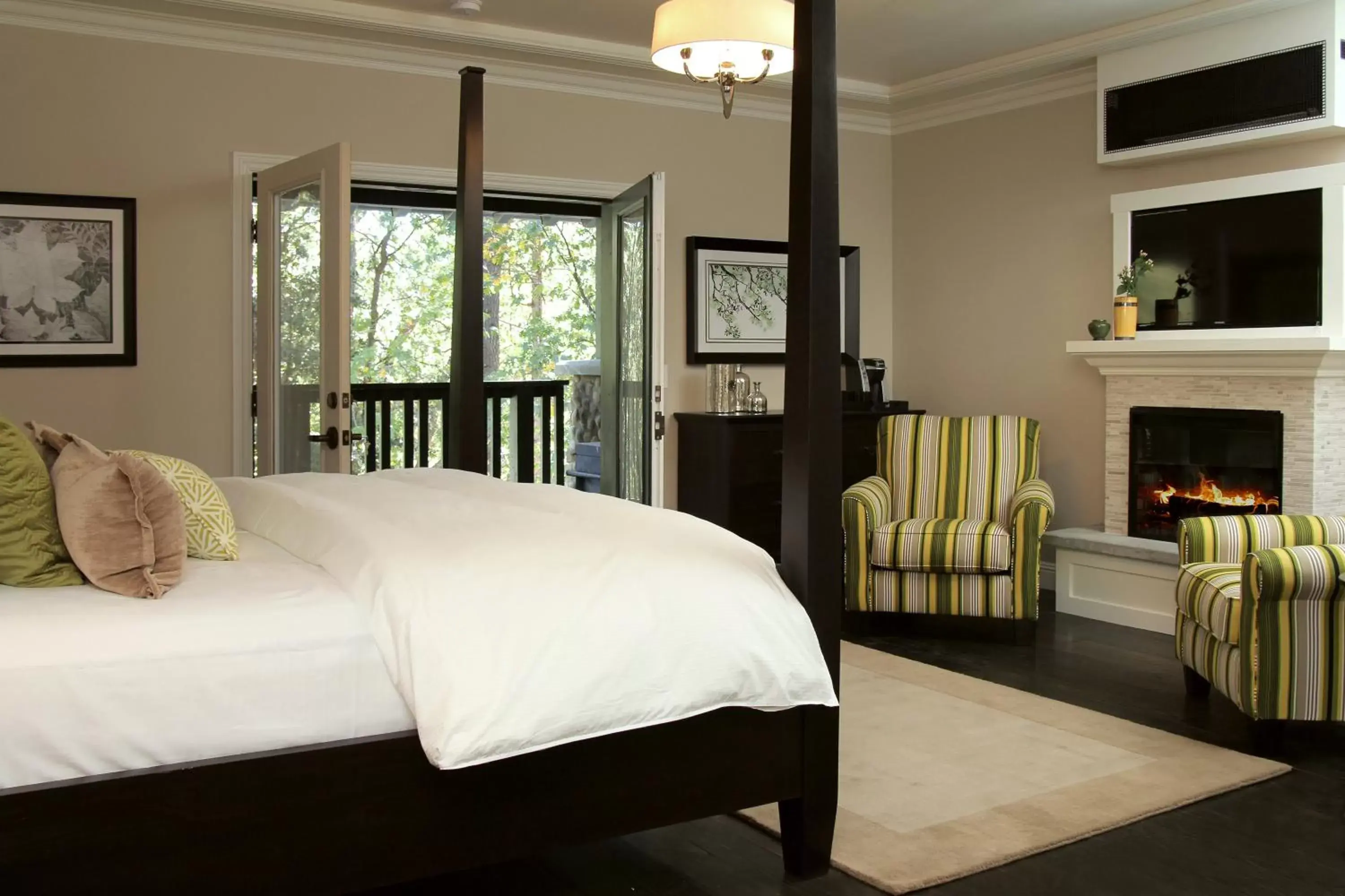 King Room in The Grand Idyllwild Lodge King Room in The Grand Idyllwild Lodge