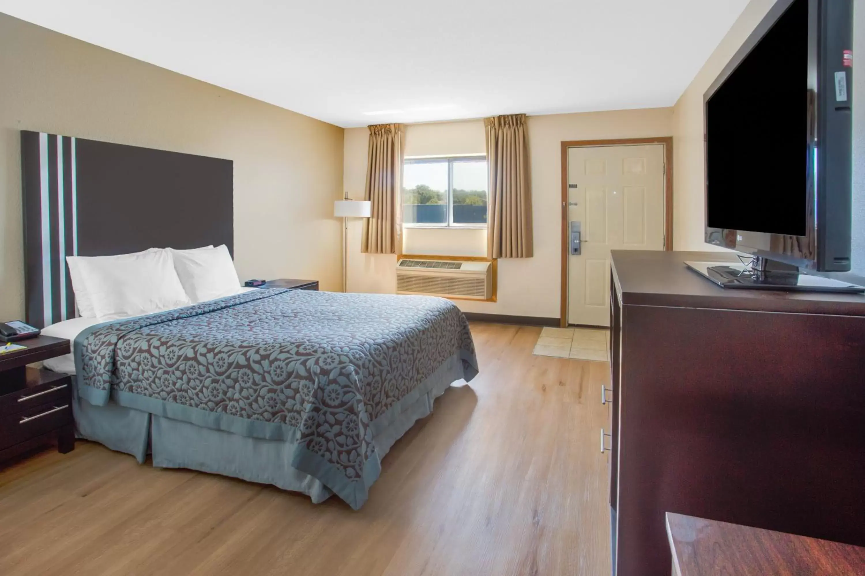 Queen Room - Disability Access/Non-Smoking in Days Inn by Wyndham Le Roy/Bloomington Southeast
