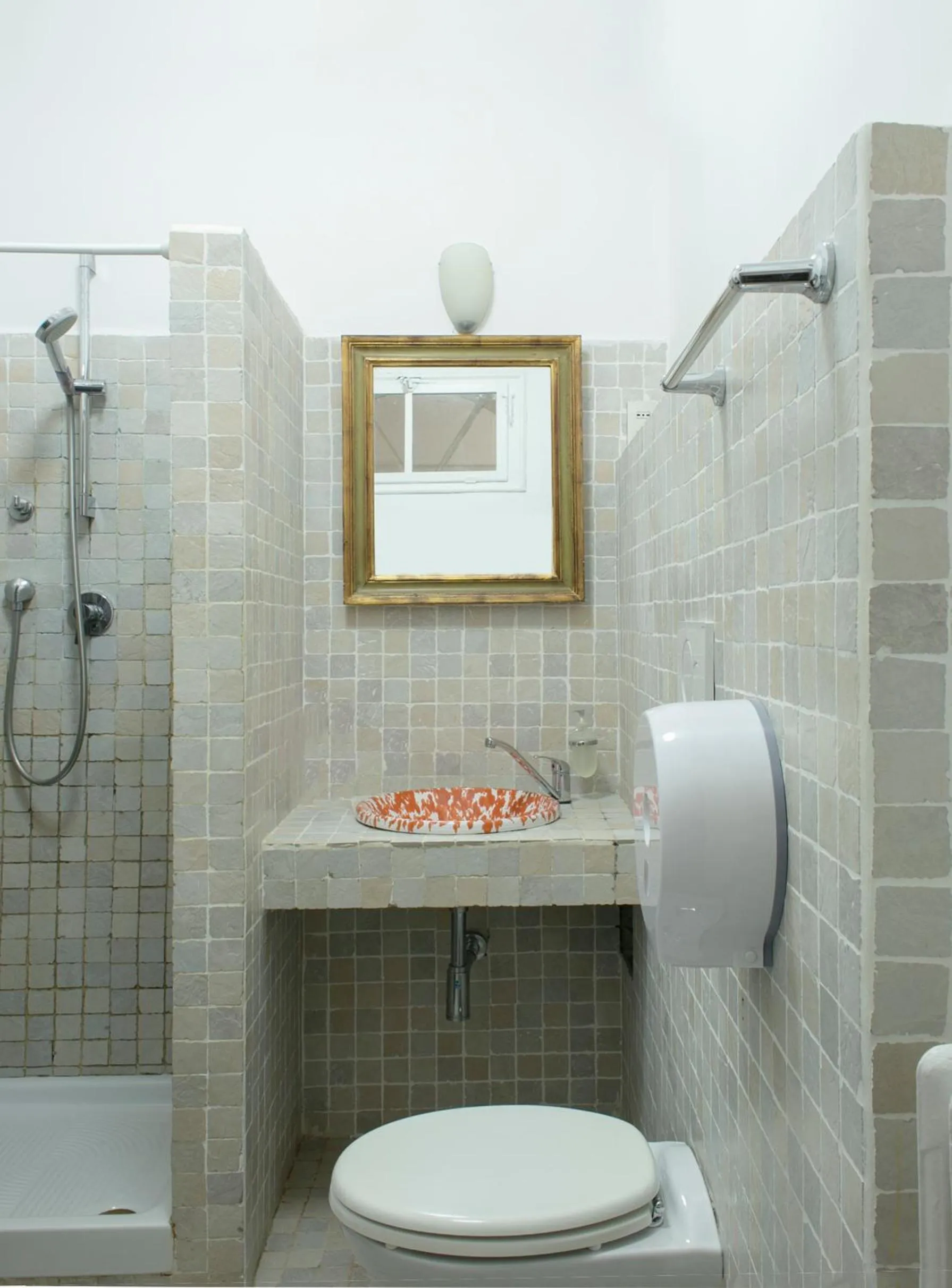 Shower in Loggia Fiorentina