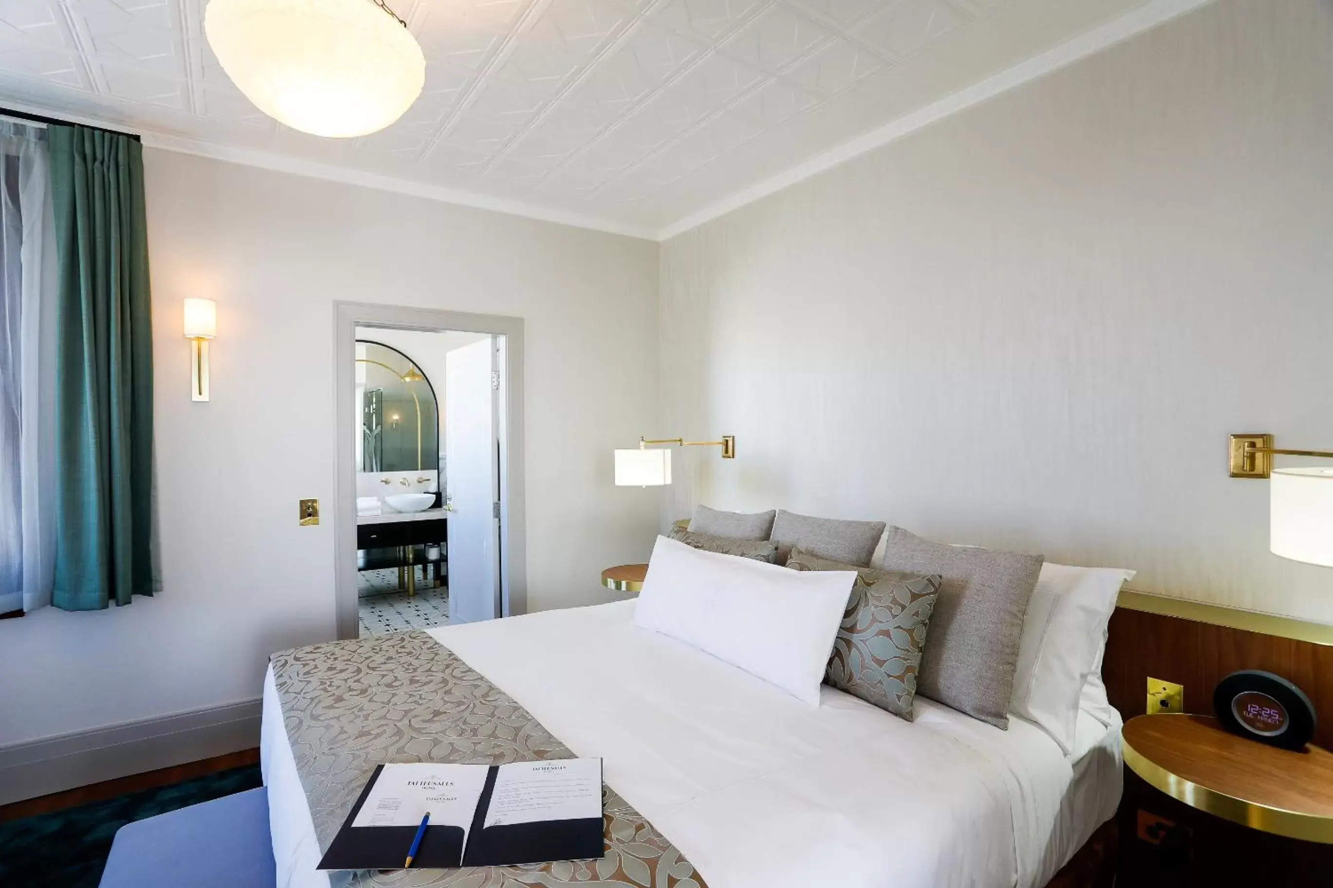 Bedroom, Bed in Tattersalls Hotel