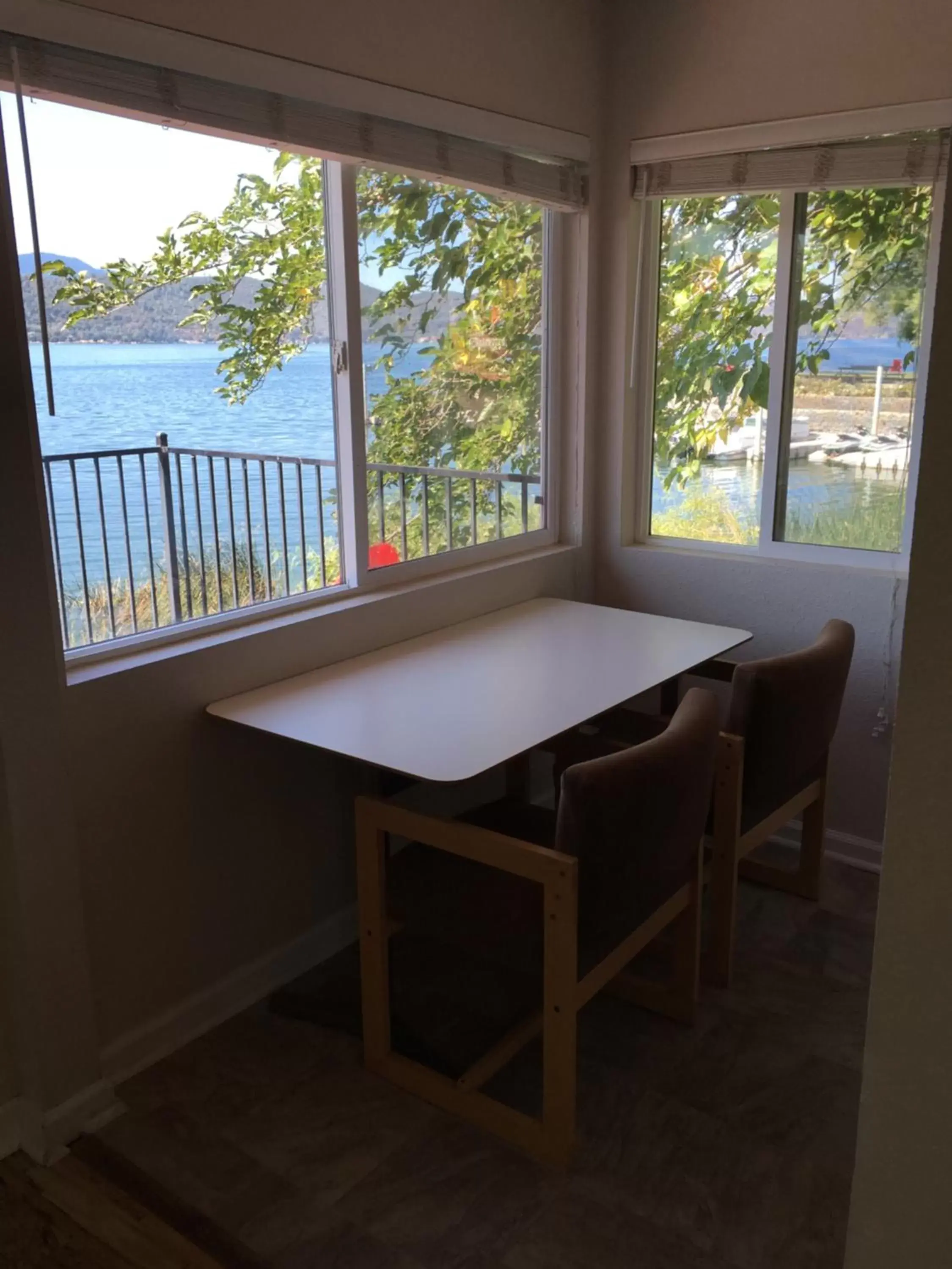 Dining Area in Clear Lake Cottages & Marina