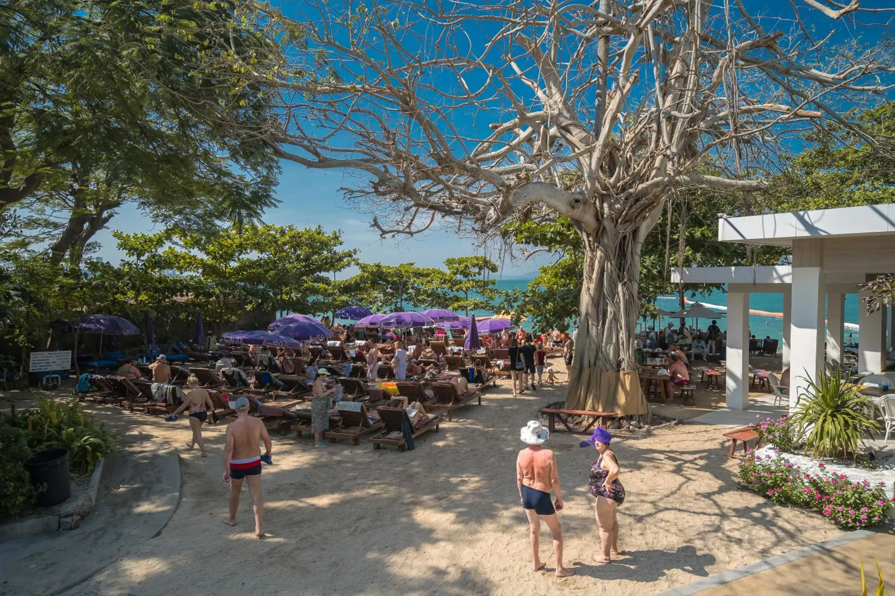 People in Long Beach Garden Hotel & Pavilions