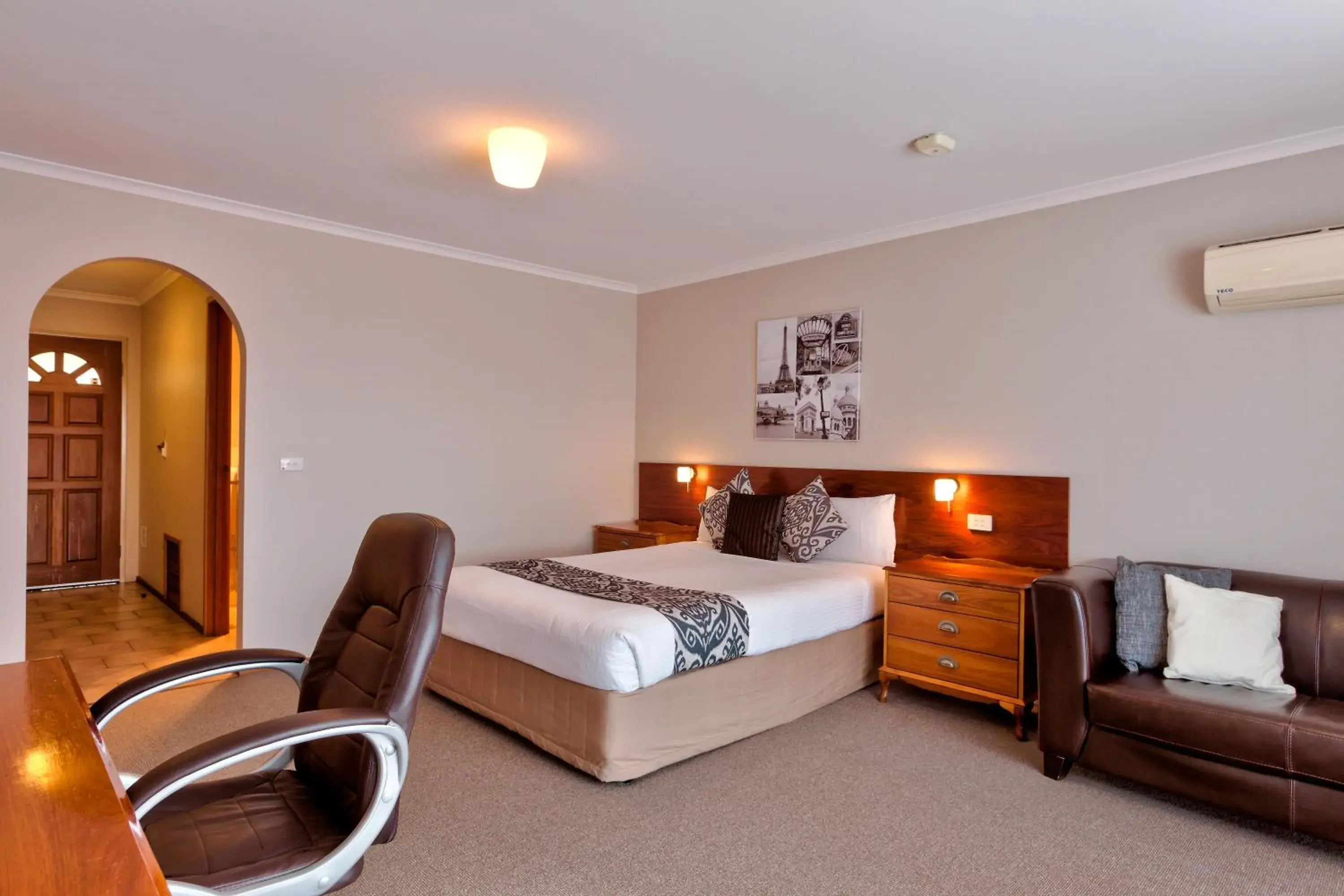 Bedroom, Bed in Hume Country Motor Inn