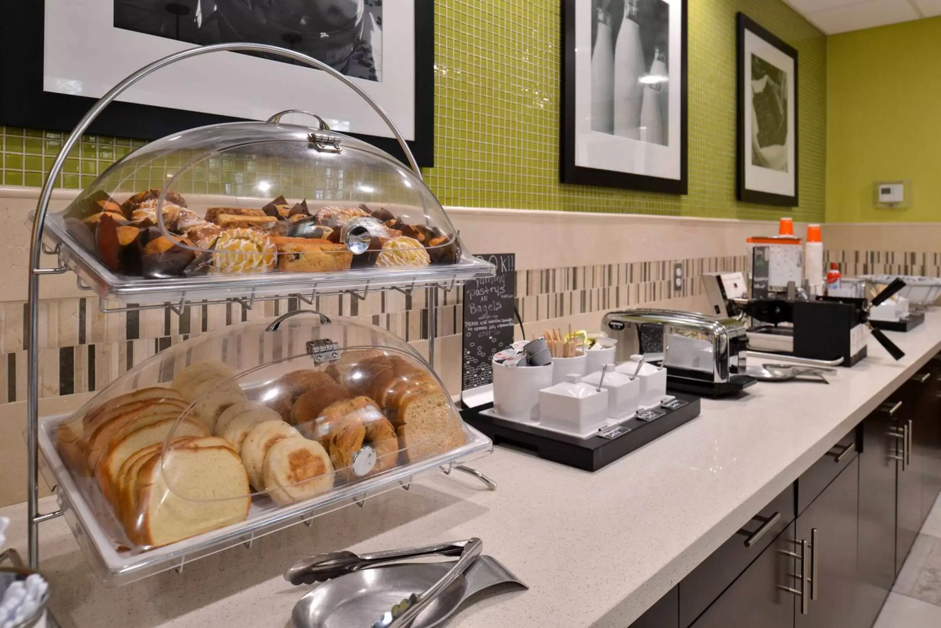 Dining area, Breakfast in Hampton Inn & Suites Dallas Market Center