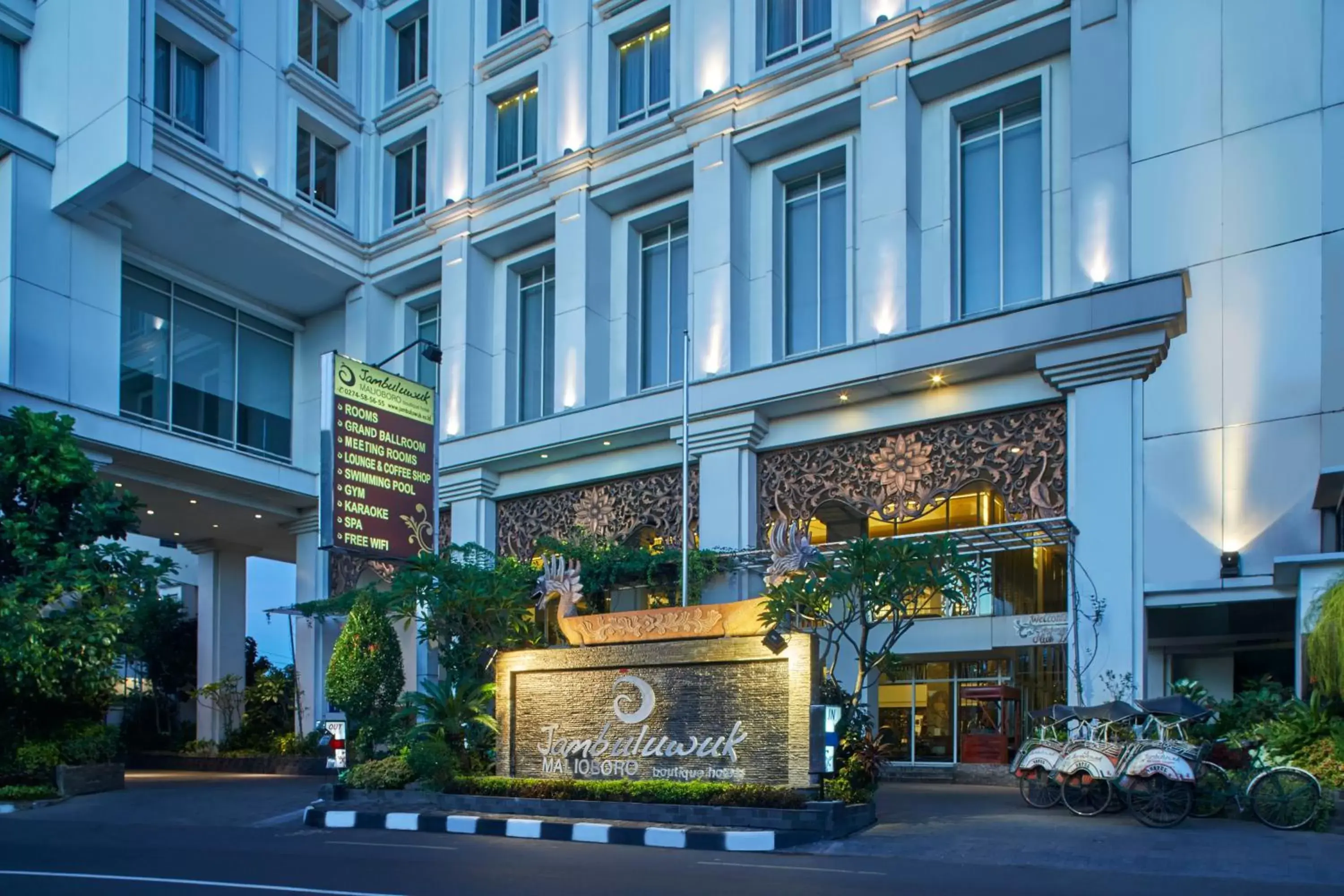 Facade/entrance in Jambuluwuk Malioboro Hotel Yogyakarta
