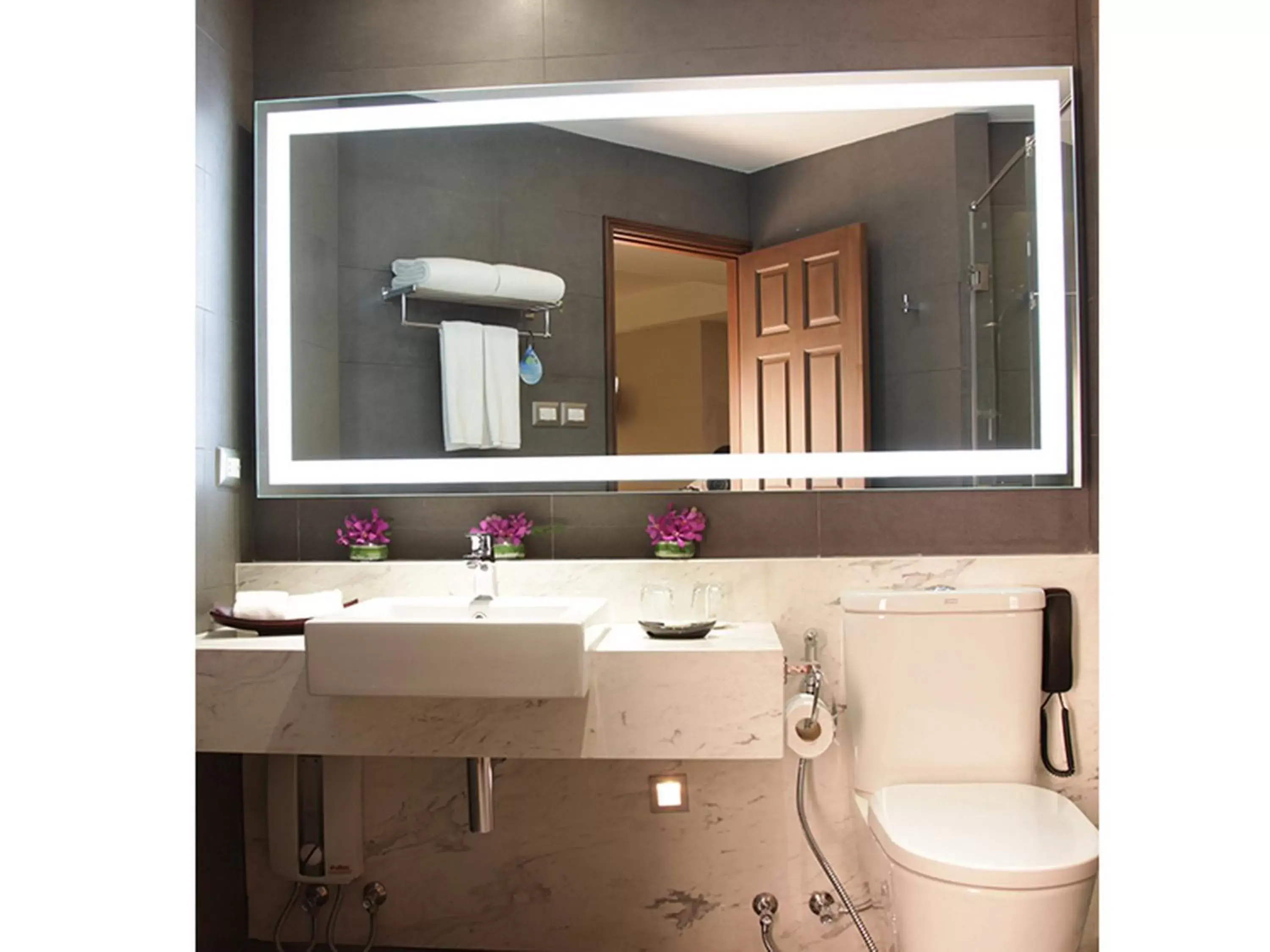 Bathroom in Grand Diamond Suites Hotel