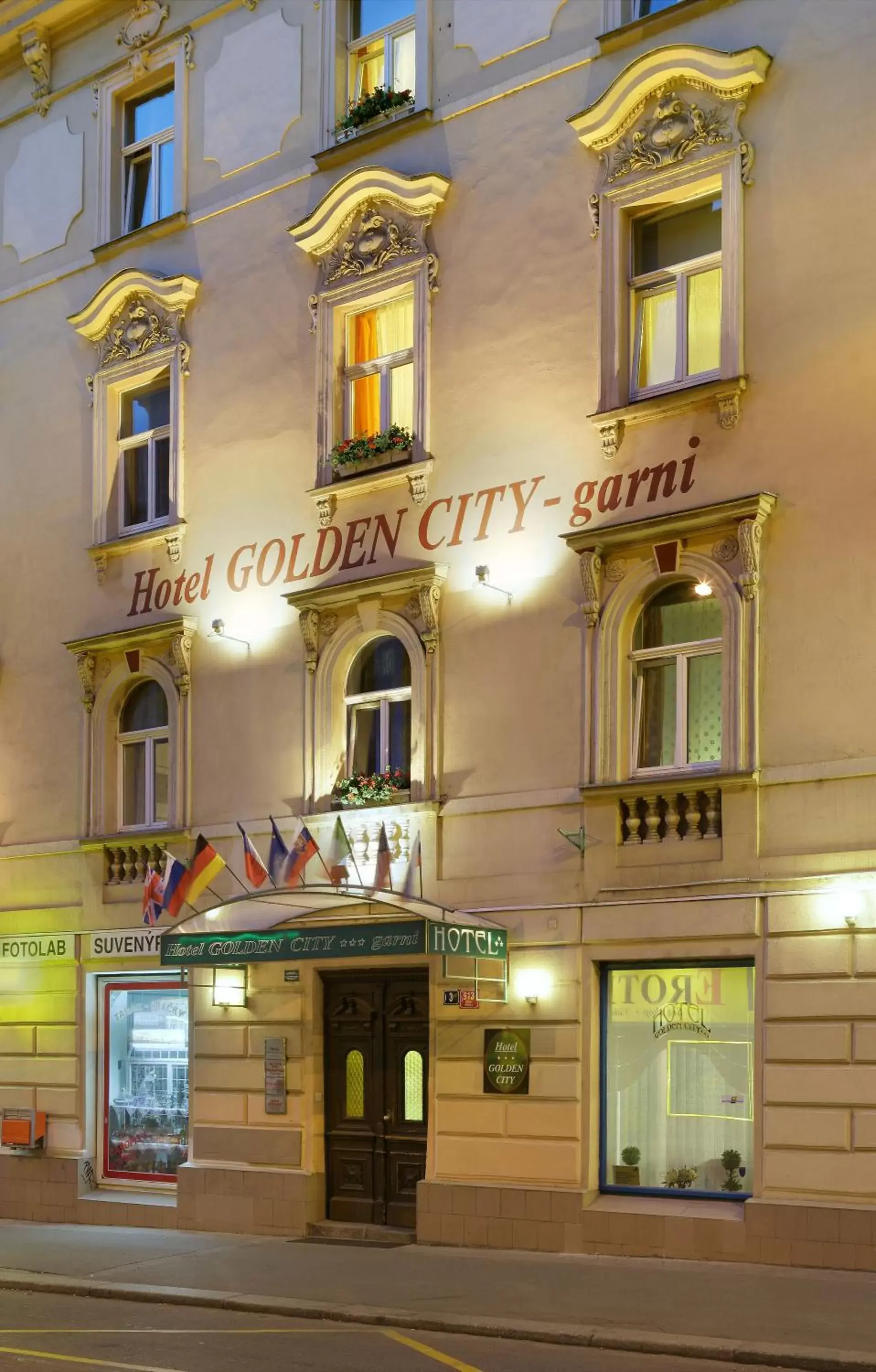 Facade/entrance, Property Building in Hotel Golden City Garni