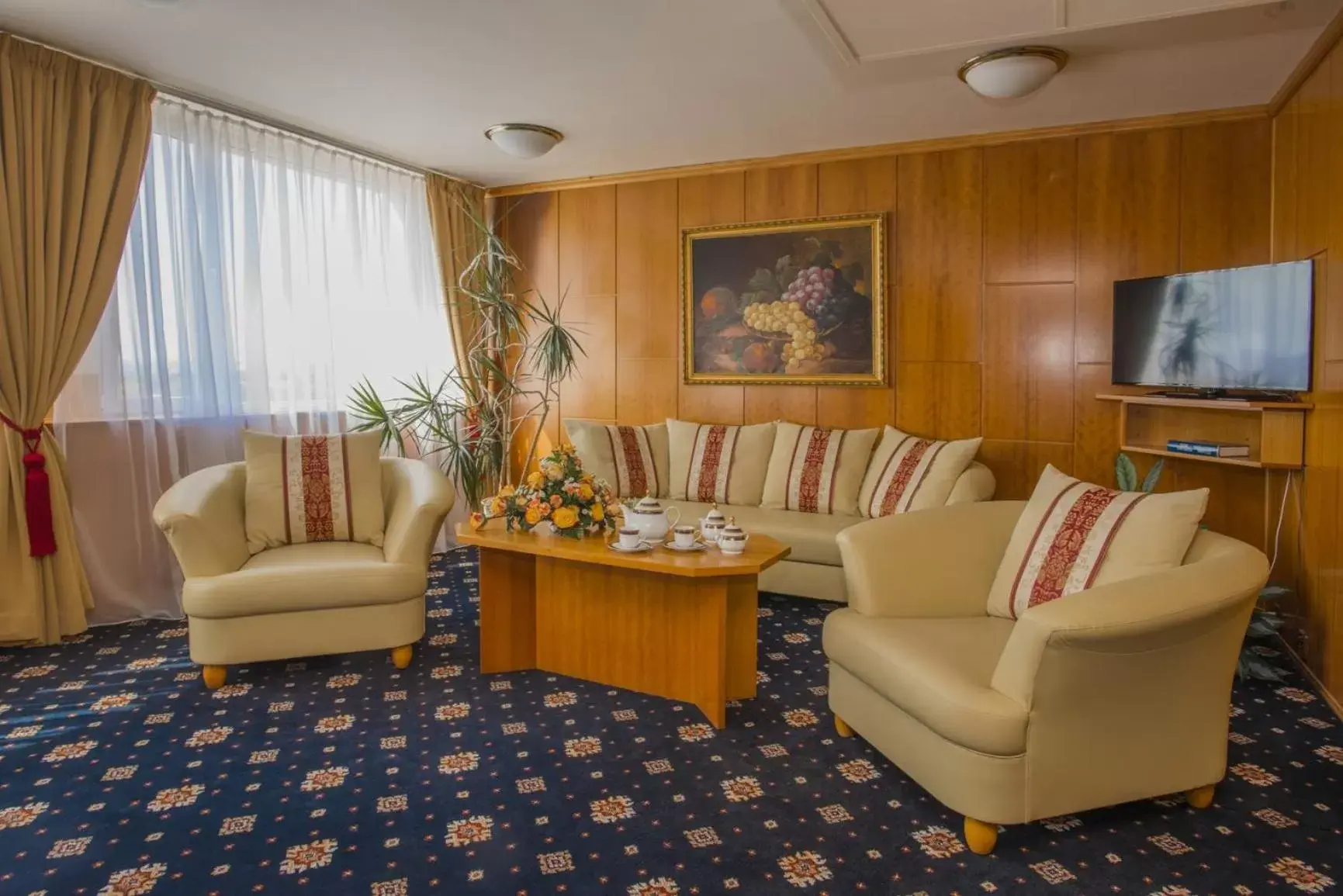Communal lounge/ TV room, Seating Area in TOP HOTEL Praha