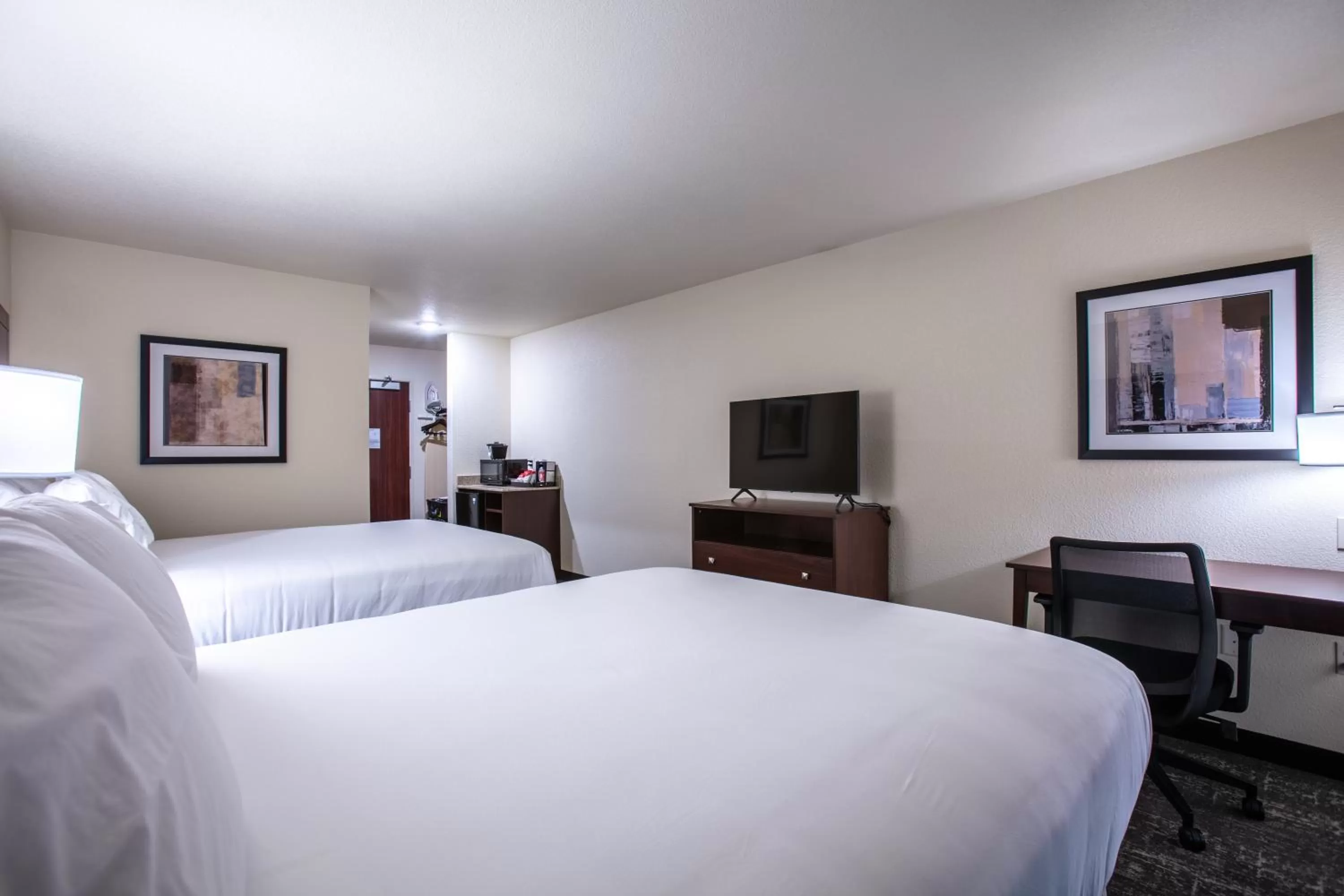 Bed in Cobblestone Inn & Suites - Pine Bluffs