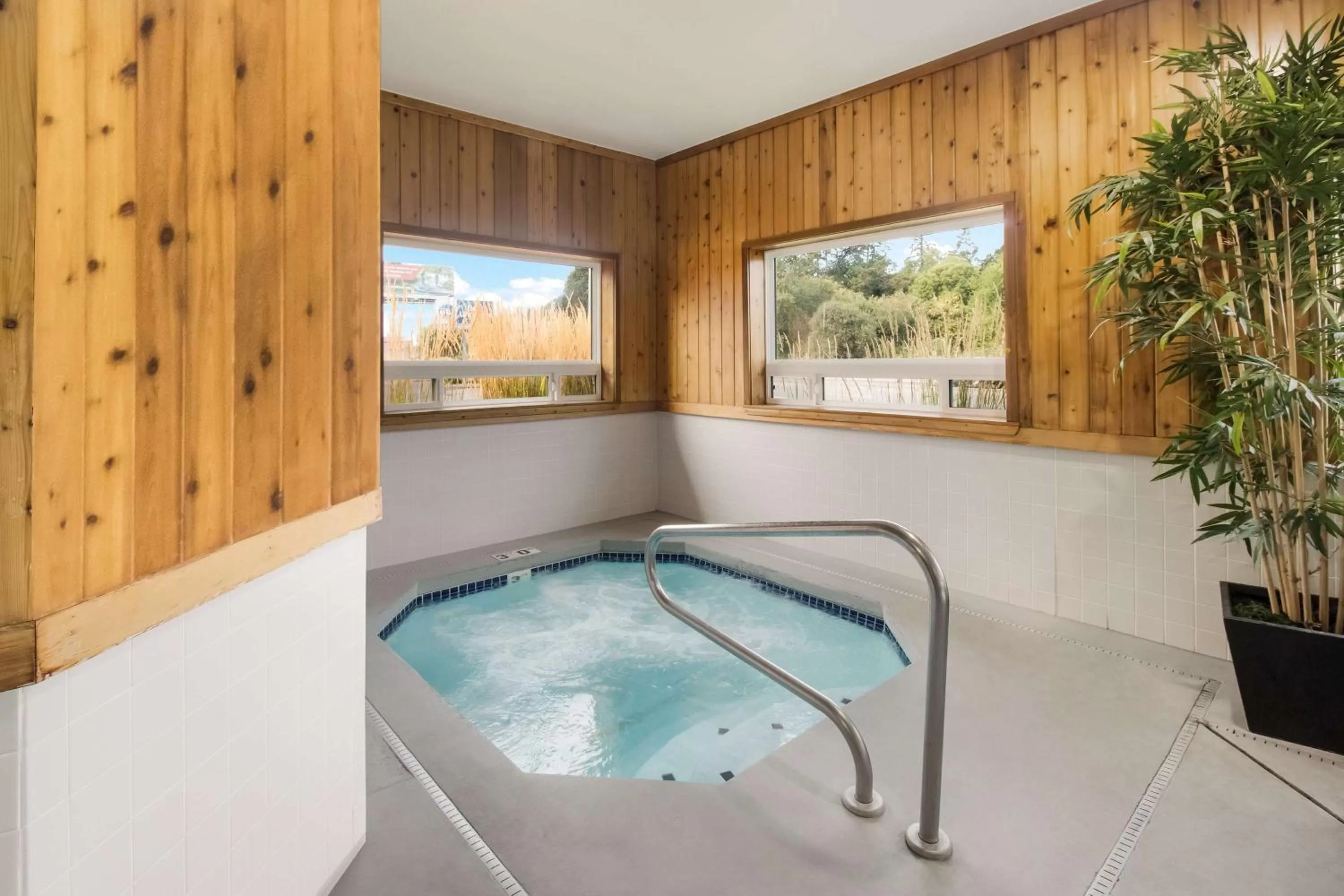 Pool view in Best Western McMinnville Inn