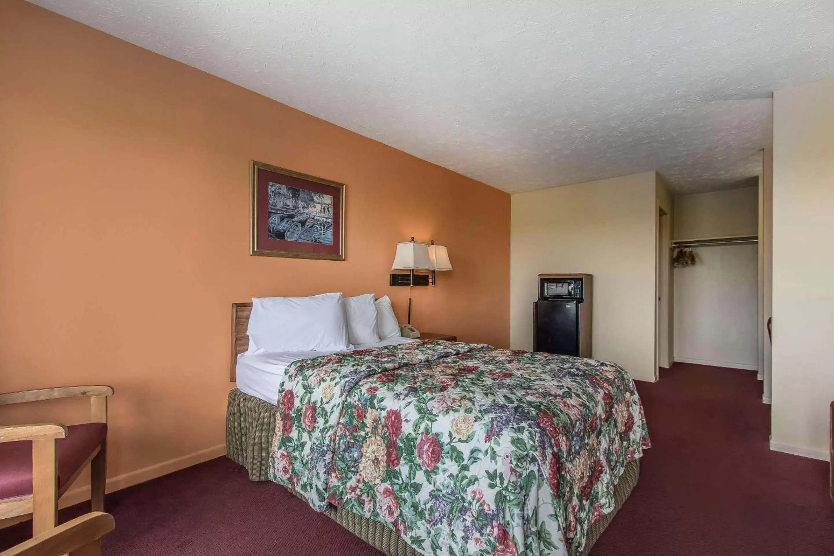 Photo of the whole room, Bed in Rodeway Inn Jackson