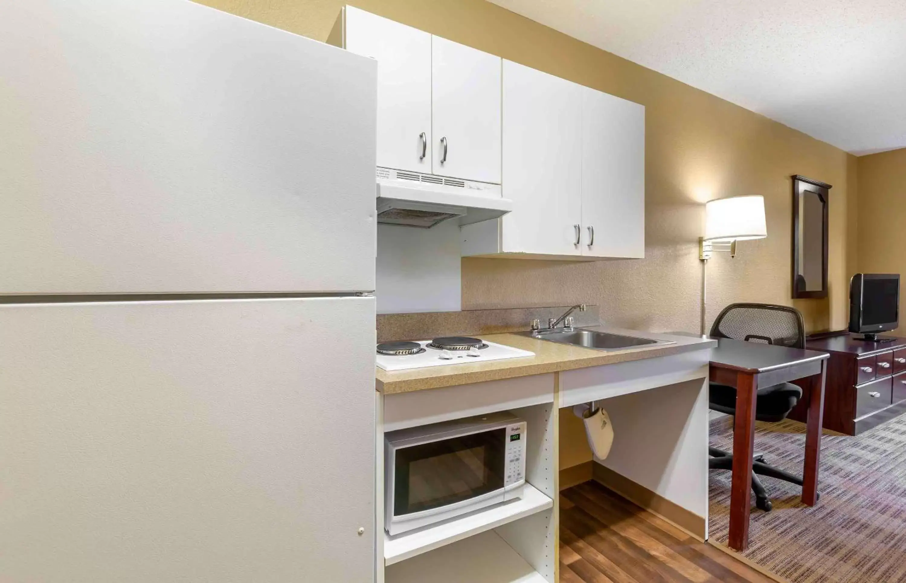 Bedroom, Kitchen/Kitchenette in Extended Stay America Suites - Baltimore - Timonium