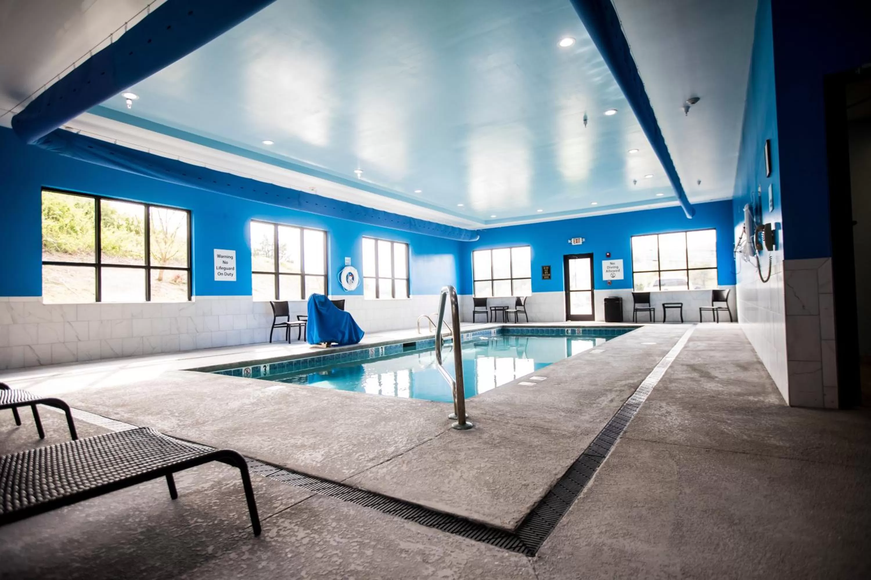 Swimming pool in Holiday Inn Express Dayton by IHG