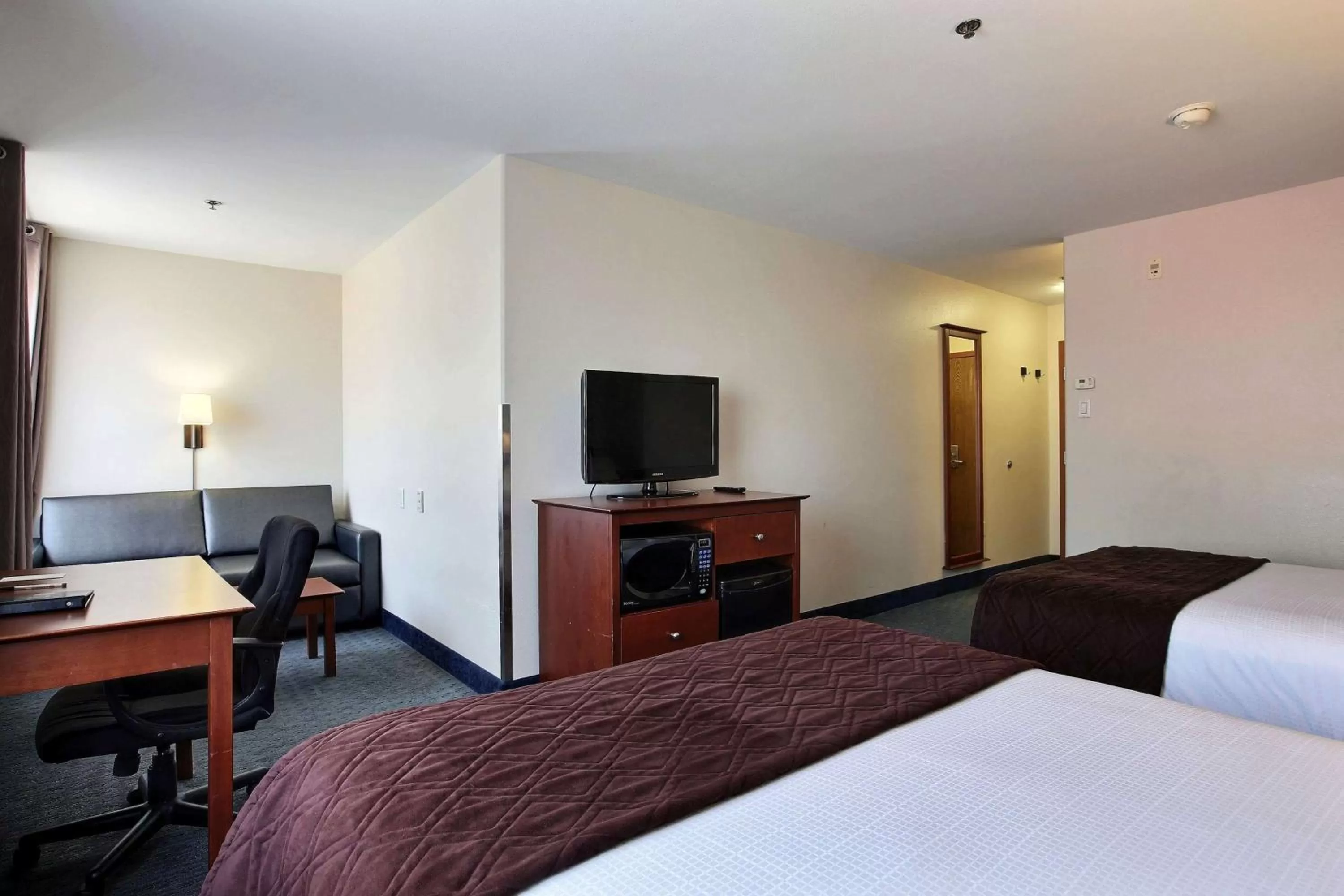 Photo of the whole room, Bed in Super 8 by Wyndham Trois-Rivieres