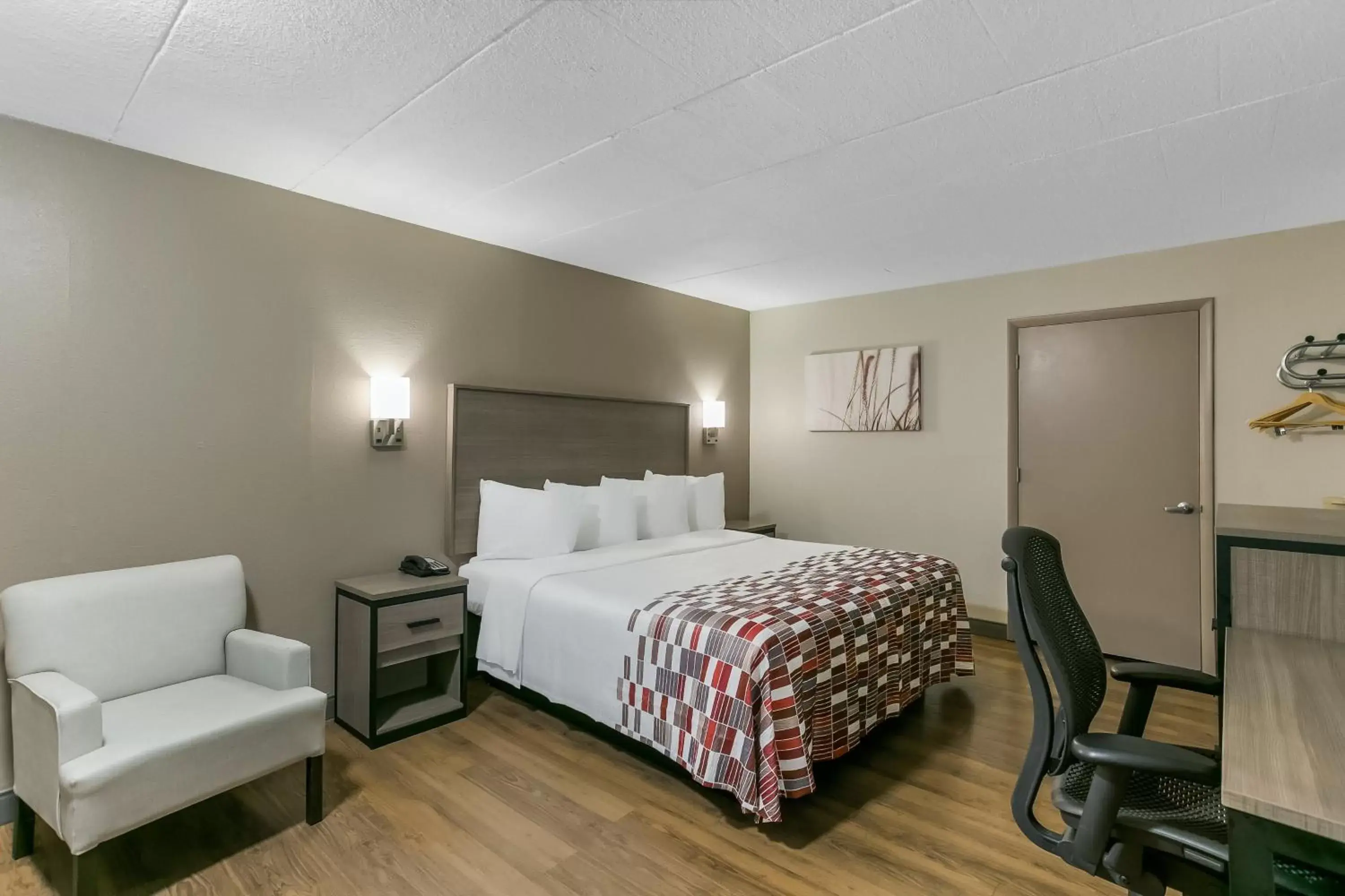 Superior King Room Disability Access Roll-In Shower Non-Smoking in Red Roof Inn Baltimore Superior King Room Disability Access Roll-In Shower Non-Smoking in Red Roof Inn Baltimore