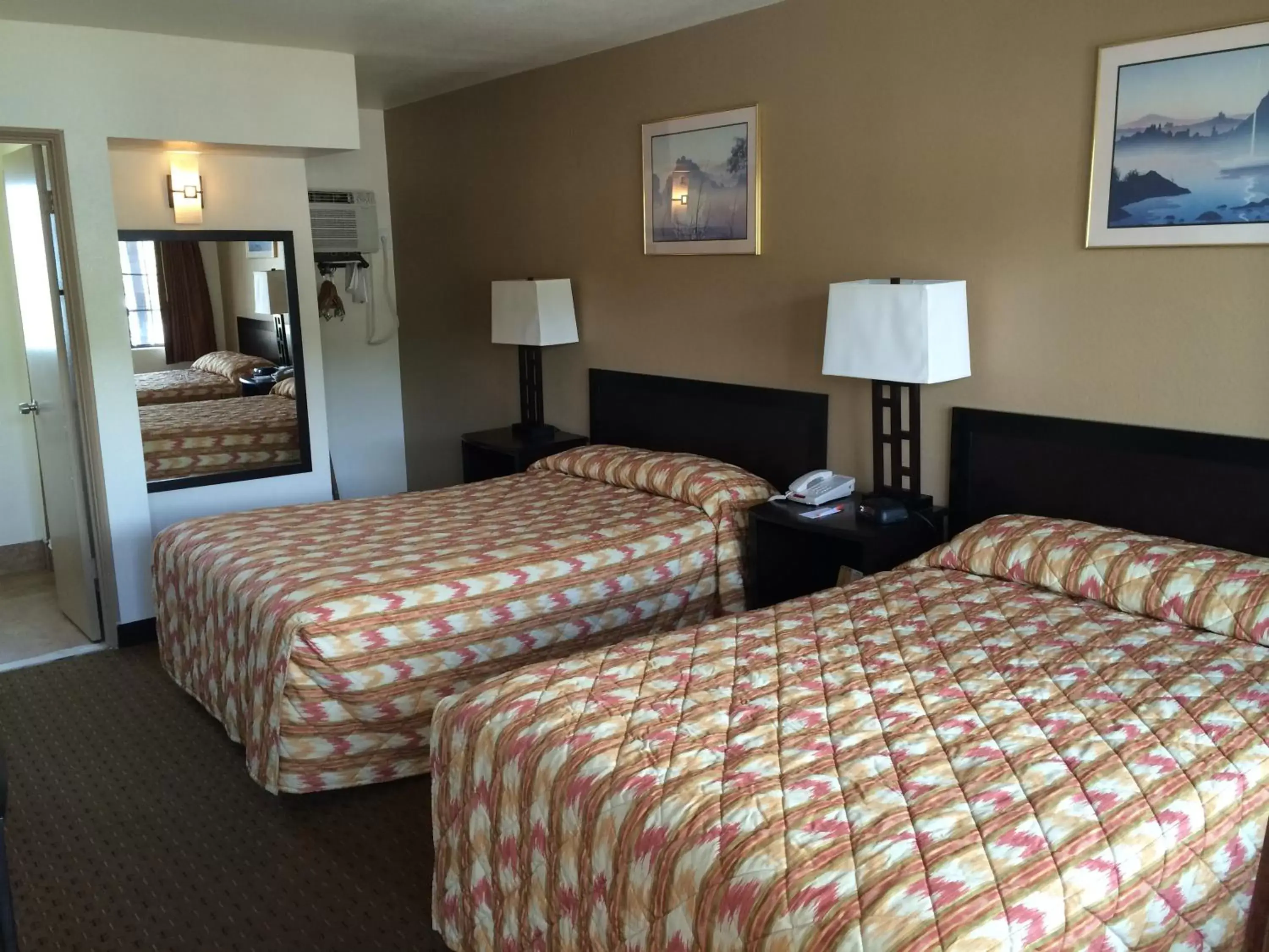 Photo of the whole room, Bed in Howard Johnson by Wyndham Flagstaff University West