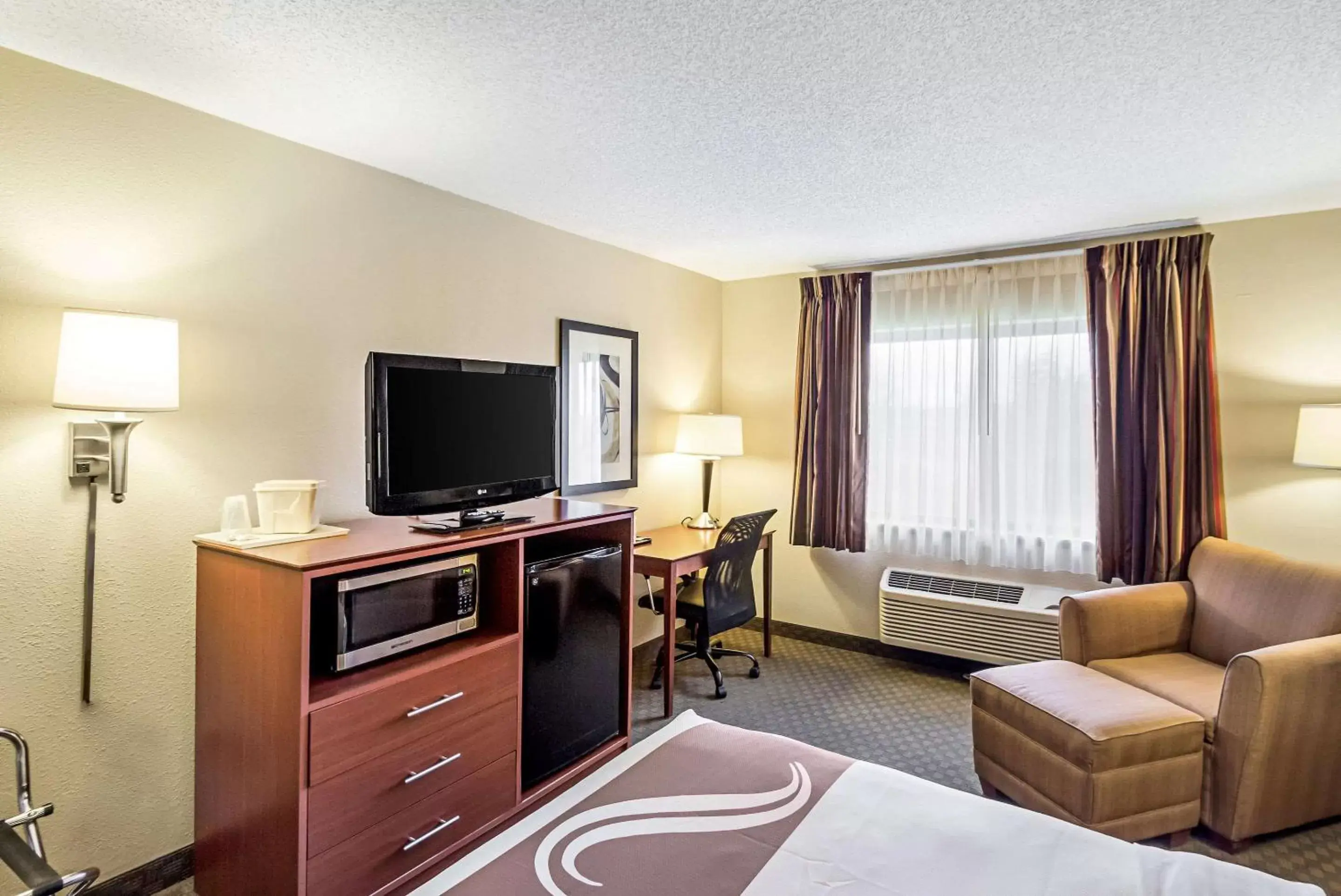 Queen Room - Disability Access/Non-Smoking in Quality Inn Sheboygan