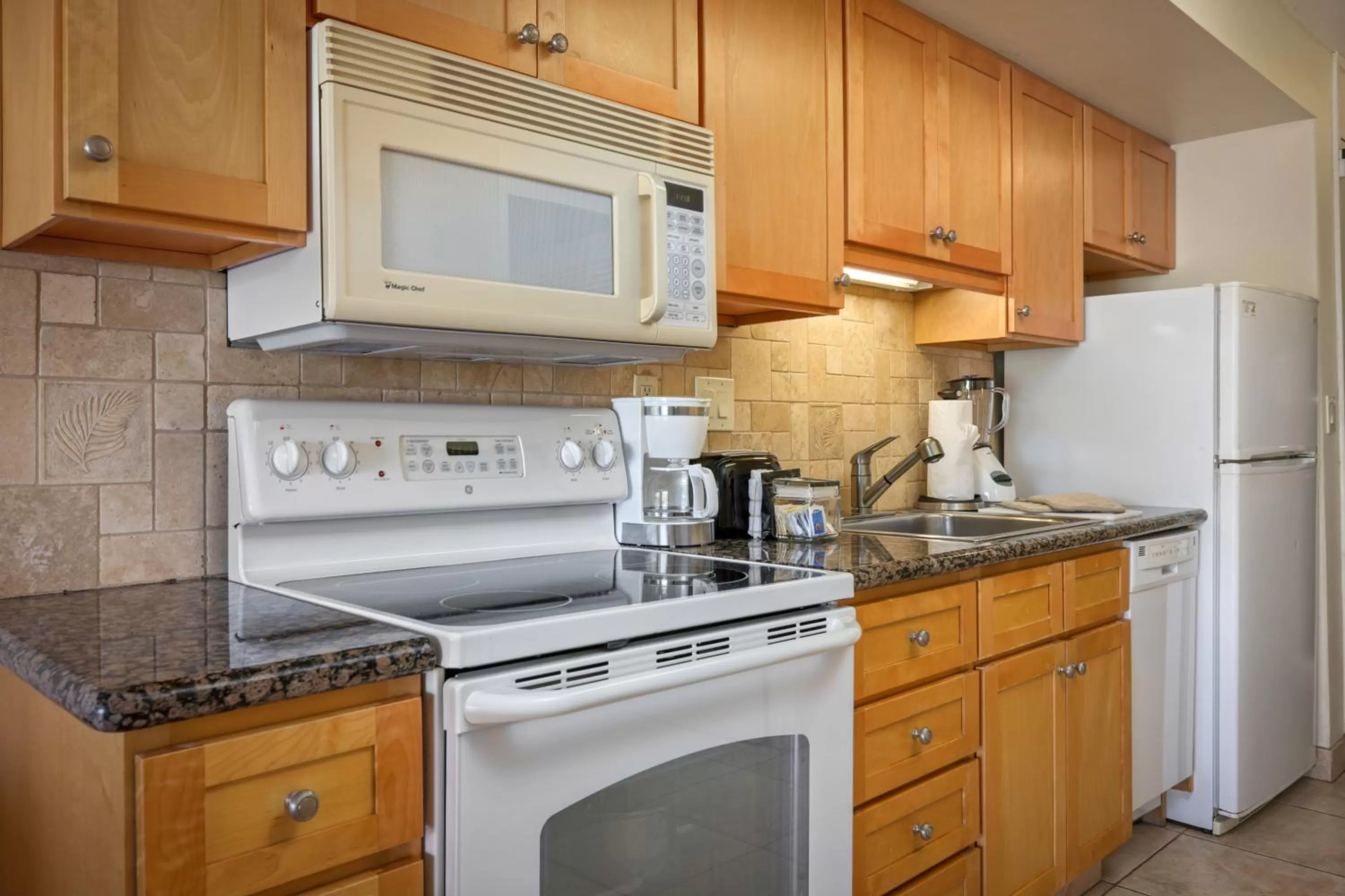 minibar, Kitchen/Kitchenette in Aston Maui Kaanapali Villas