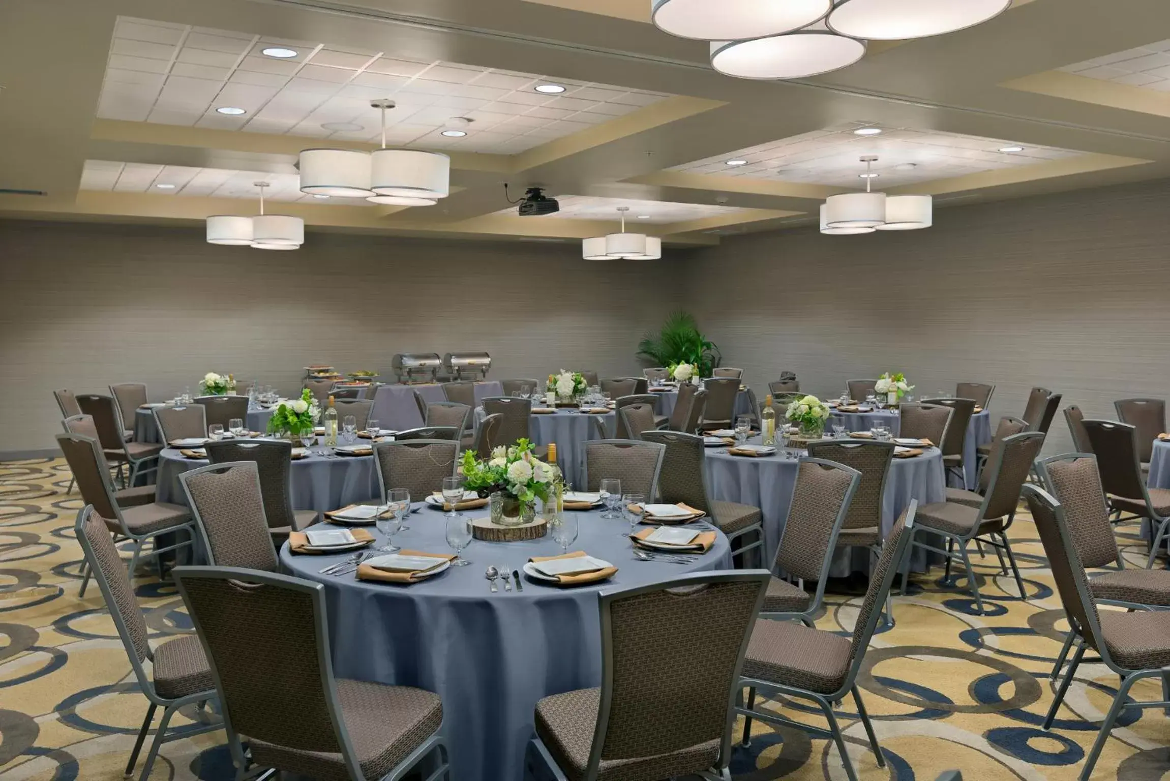 Meeting/conference room, Restaurant/Places to Eat in Oxford Suites Bellingham