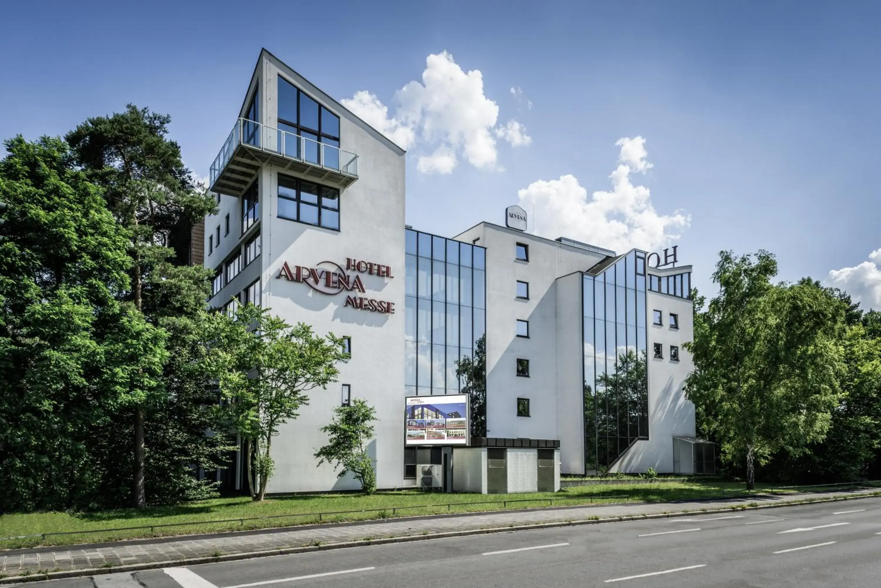 Facade/entrance, Property Building in ARVENA Messe Hotel