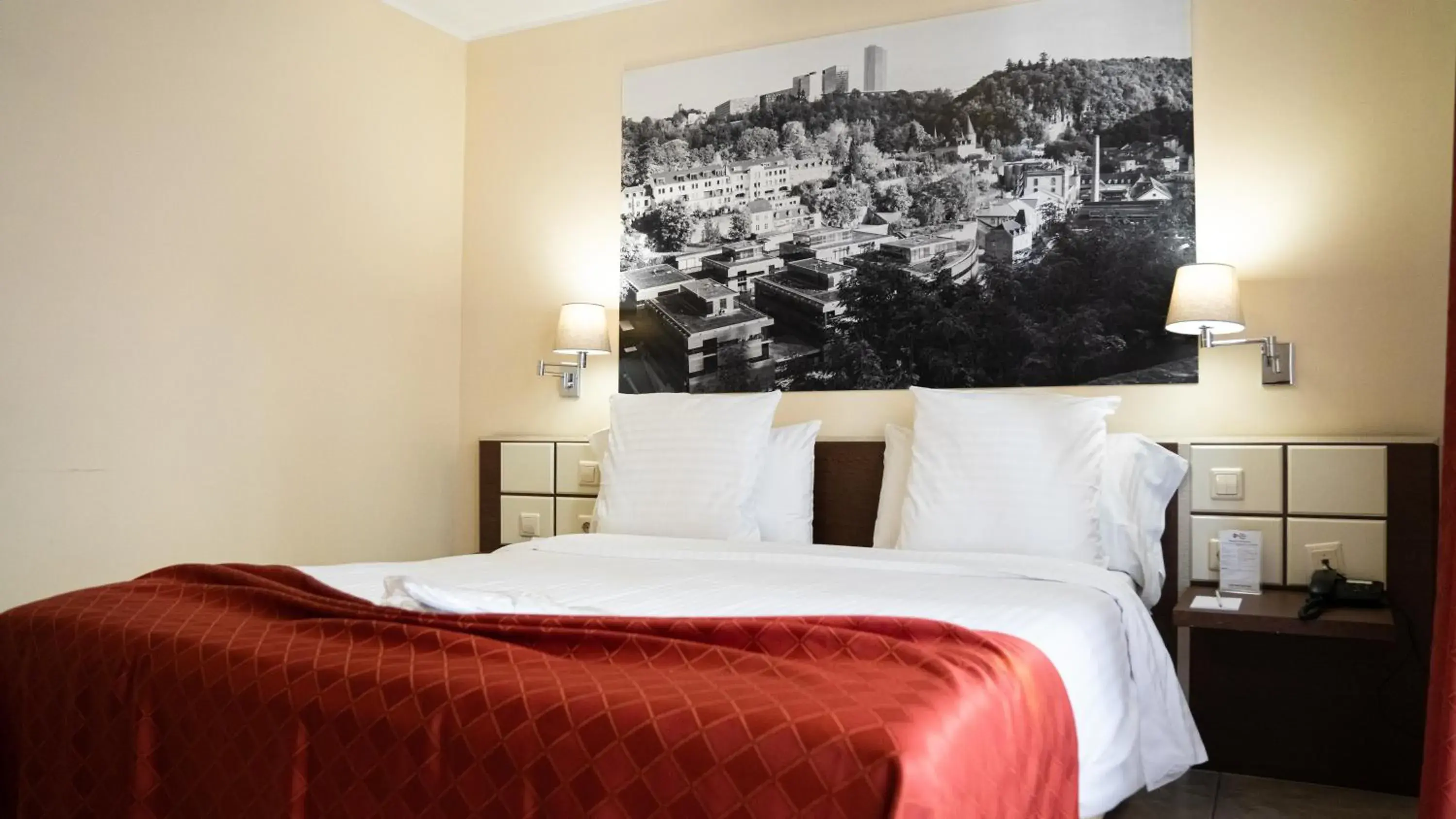 Property building, Bed in Best Western Plus Grand Hotel Victor Hugo