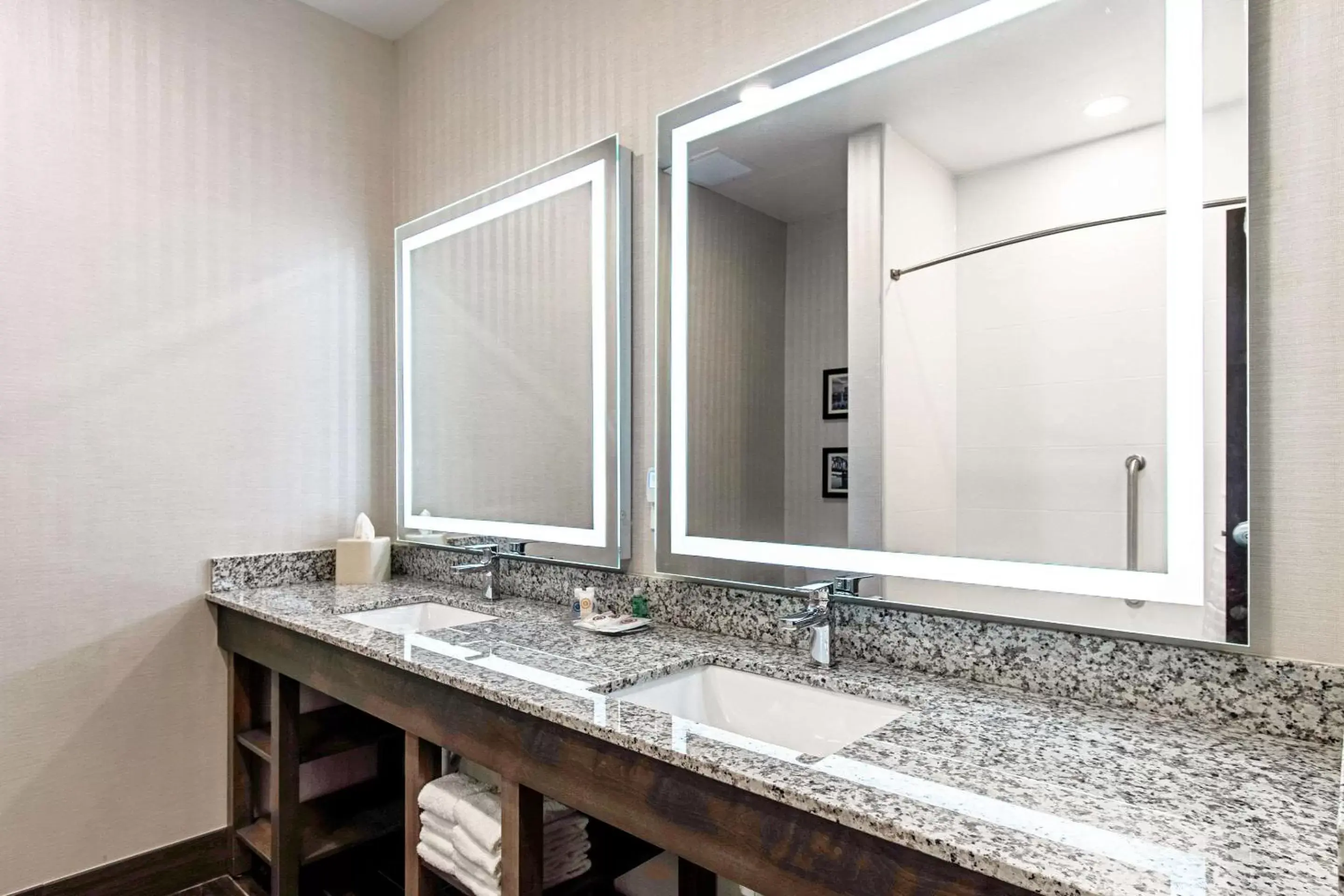 Photo of the whole room, Bathroom in Comfort Suites Grove City - Columbus South