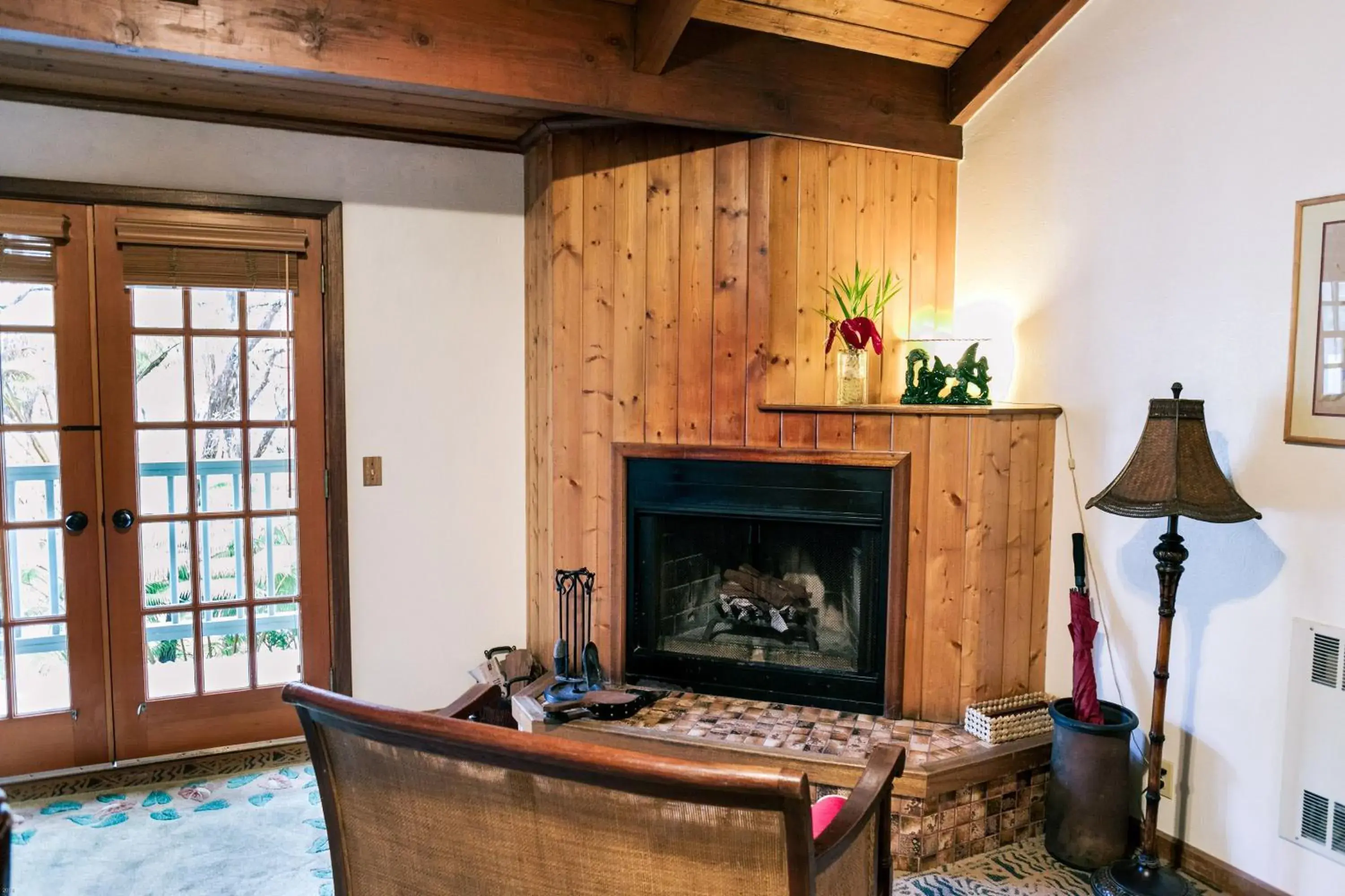 Seating area, TV/Entertainment Center in Kilauea Lodge and Restaurant