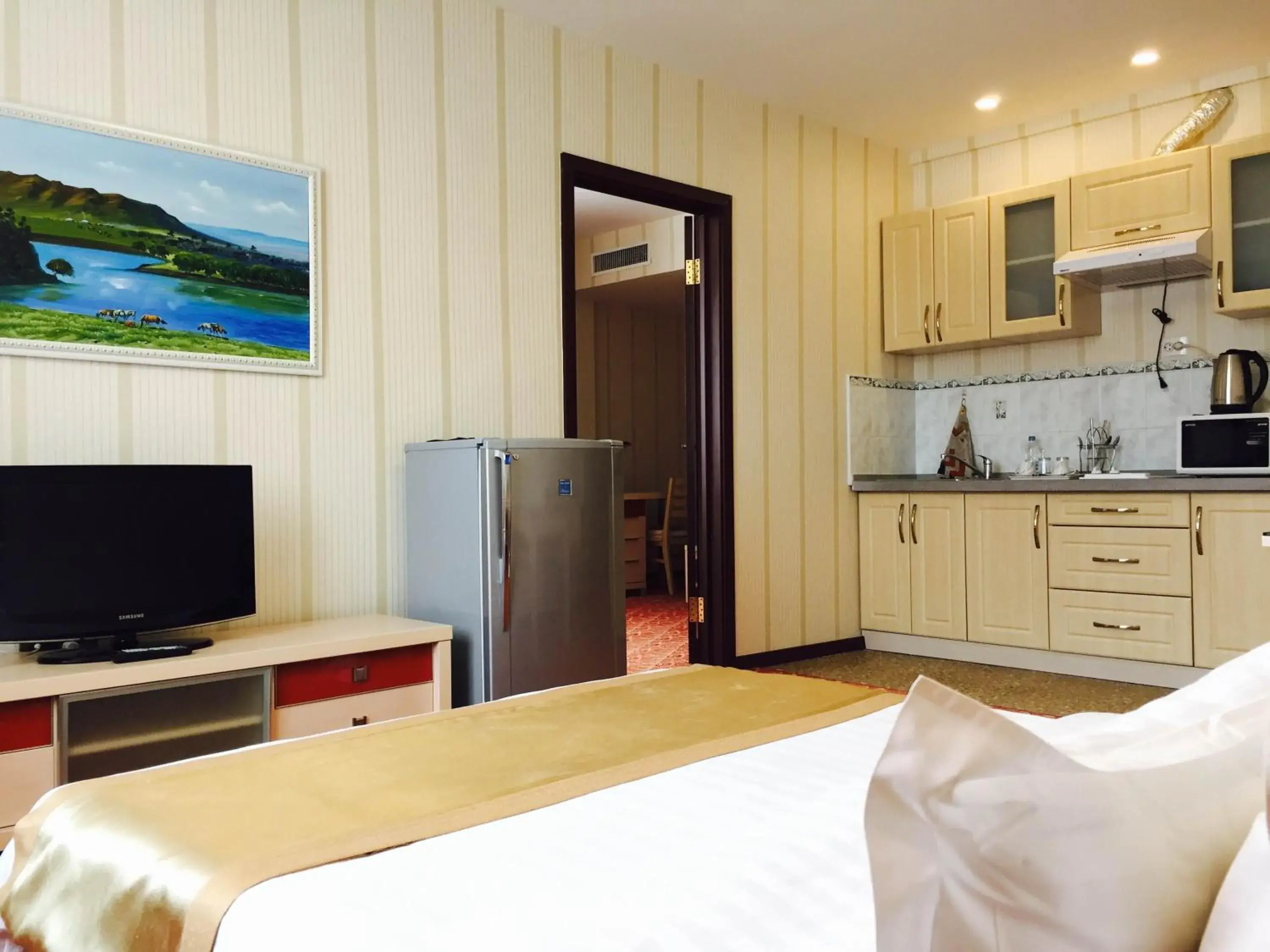 Bed, Kitchen/Kitchenette in Springs Hotel