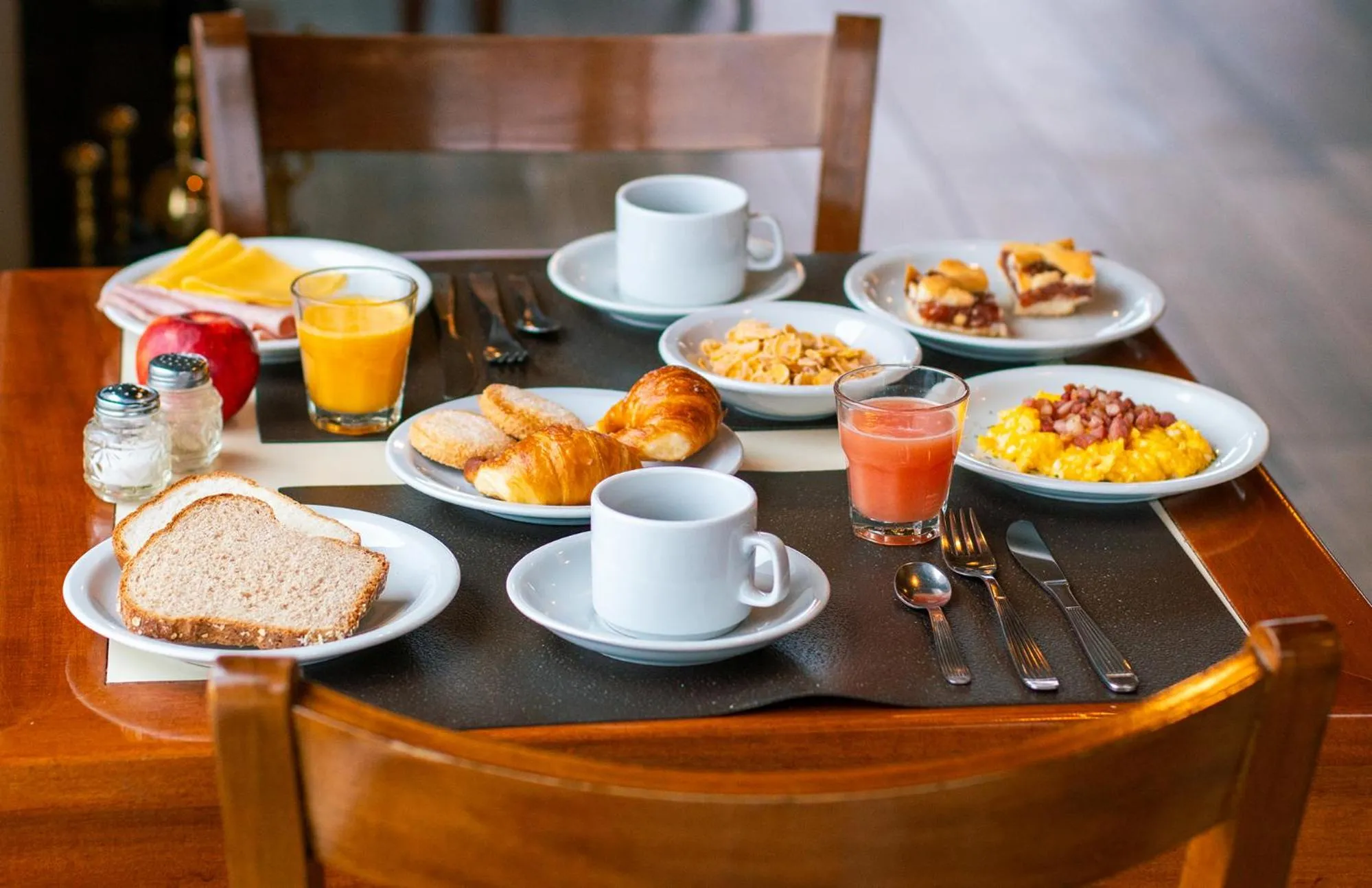 Buffet breakfast in Tolkeyen Ushuaia Hotel