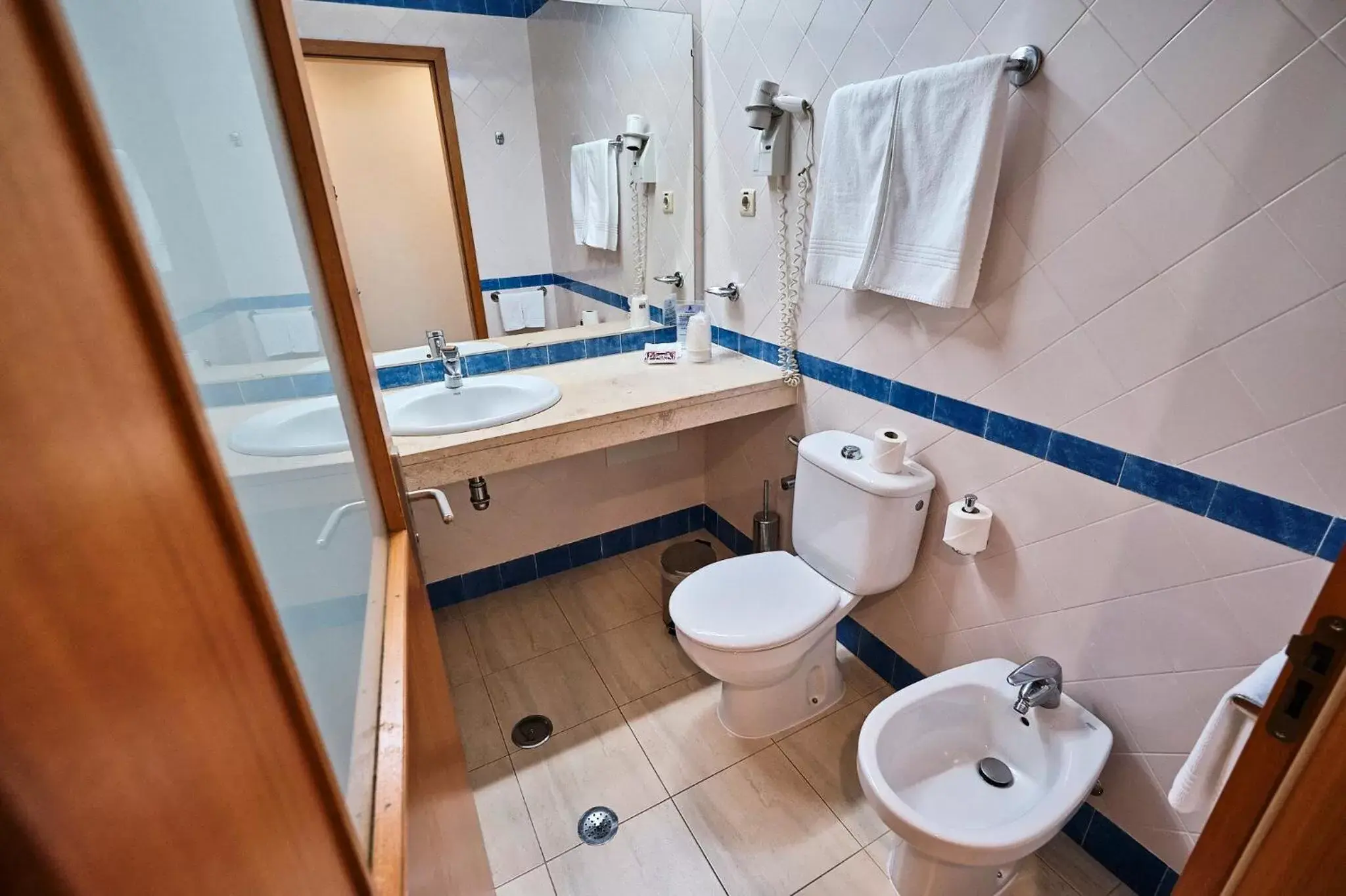 Shower, Bathroom in Hotel Varandas do Atlântico by RIDAN Hotels