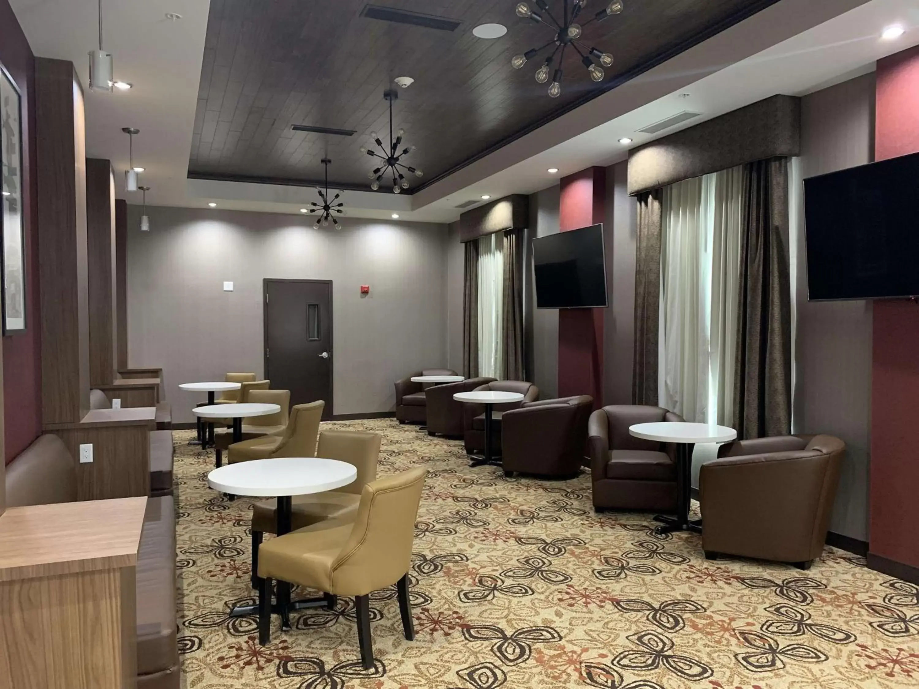 Lobby or reception, Lounge/Bar in Best Western Plus Hinton Inn & Suites