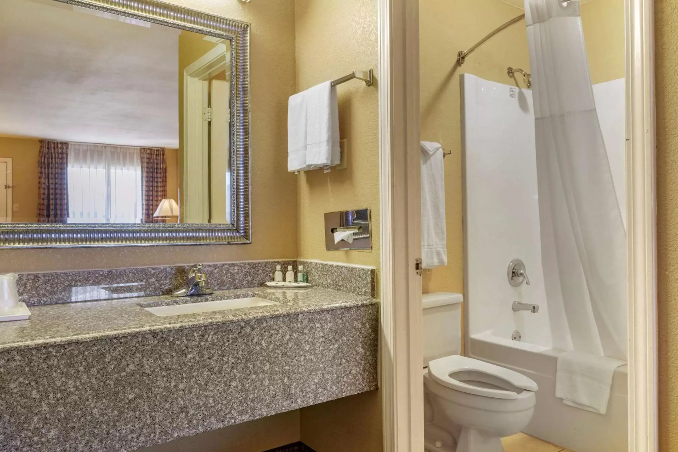 Photo of the whole room, Bathroom in Quality Inn Russellville I-40