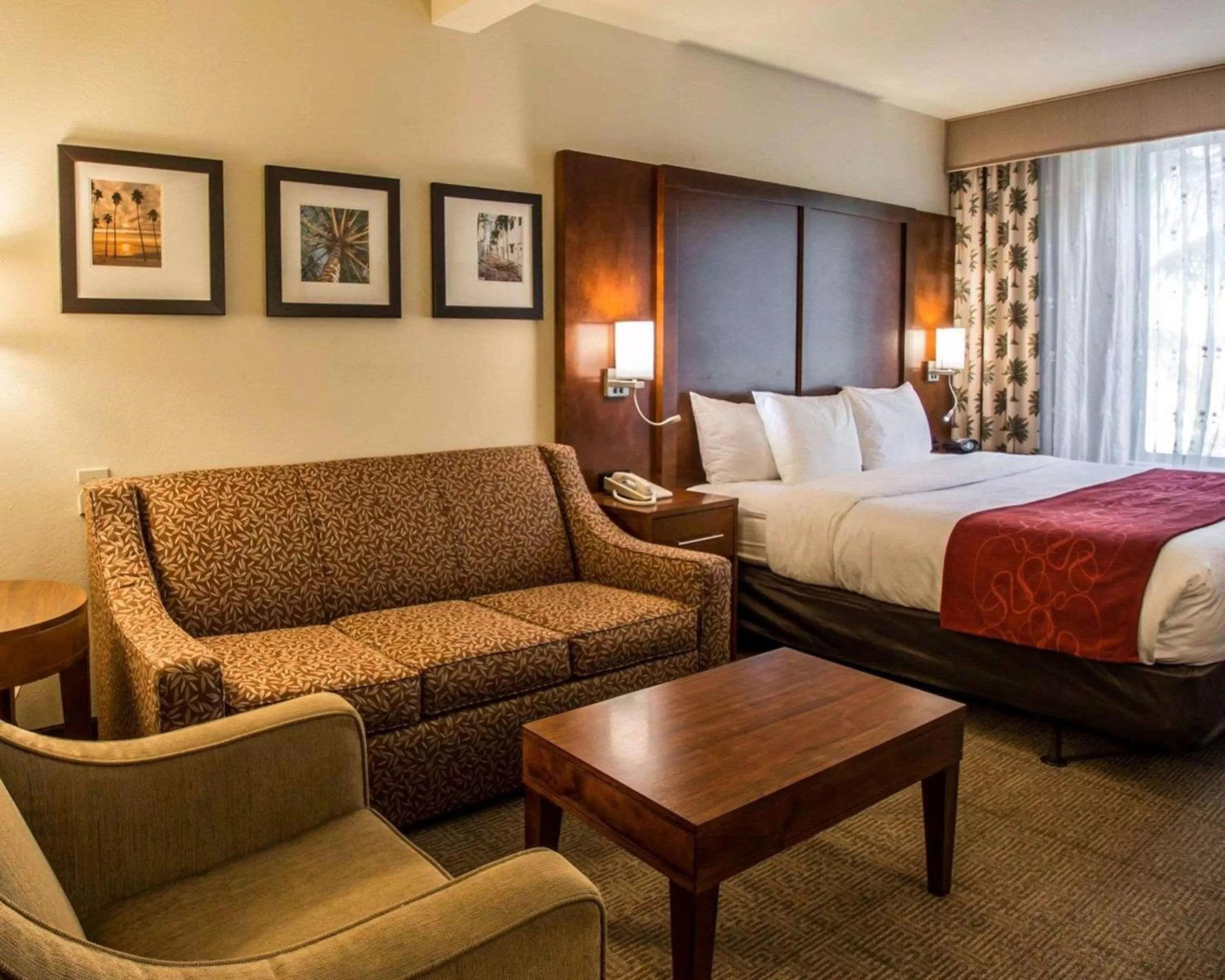 Photo of the whole room, Bed in Comfort Suites Miami - Kendall