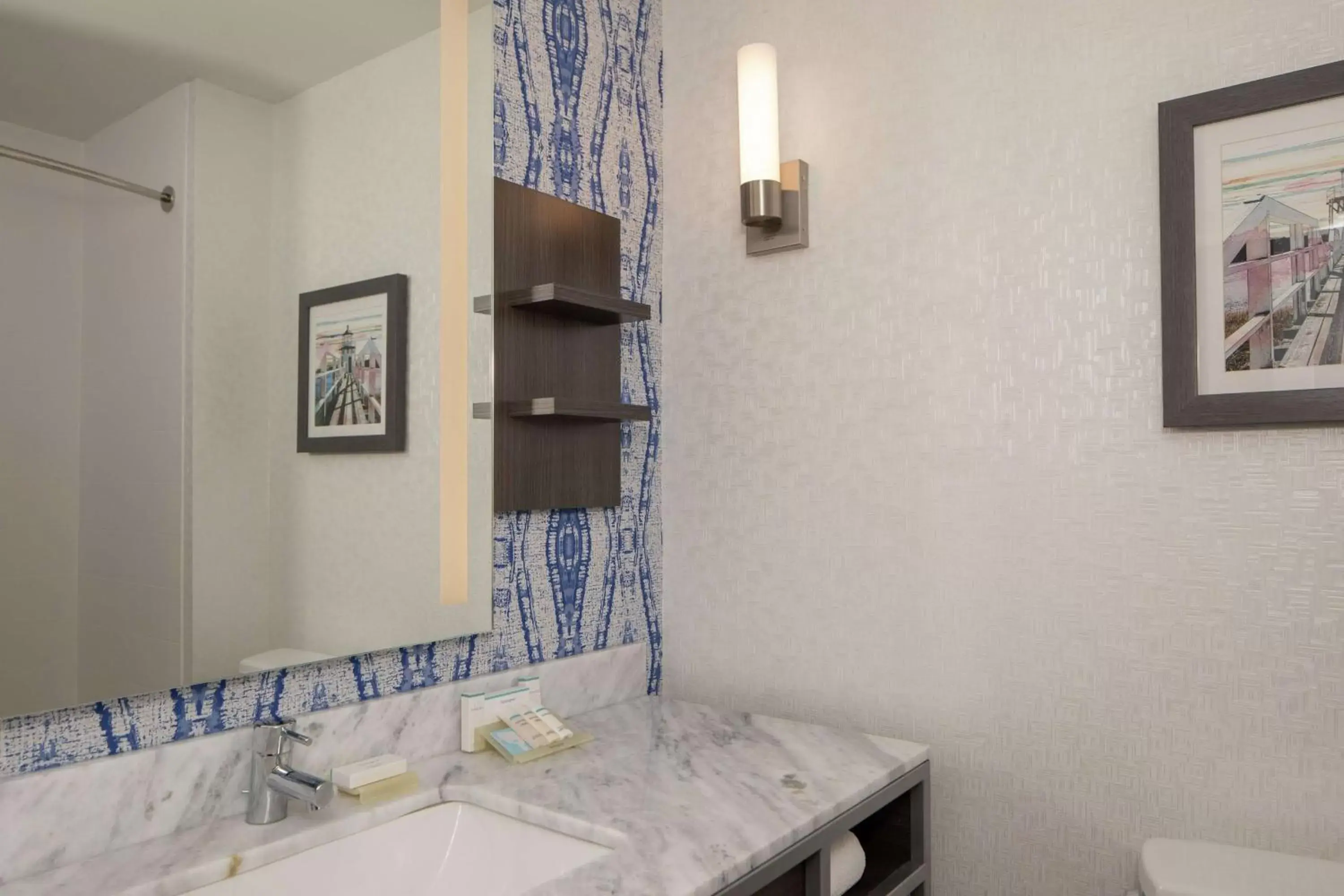 Bathroom, Bed in Hilton Garden Inn Freeport Downtown Bathroom, Bed in Hilton Garden Inn Freeport Downtown