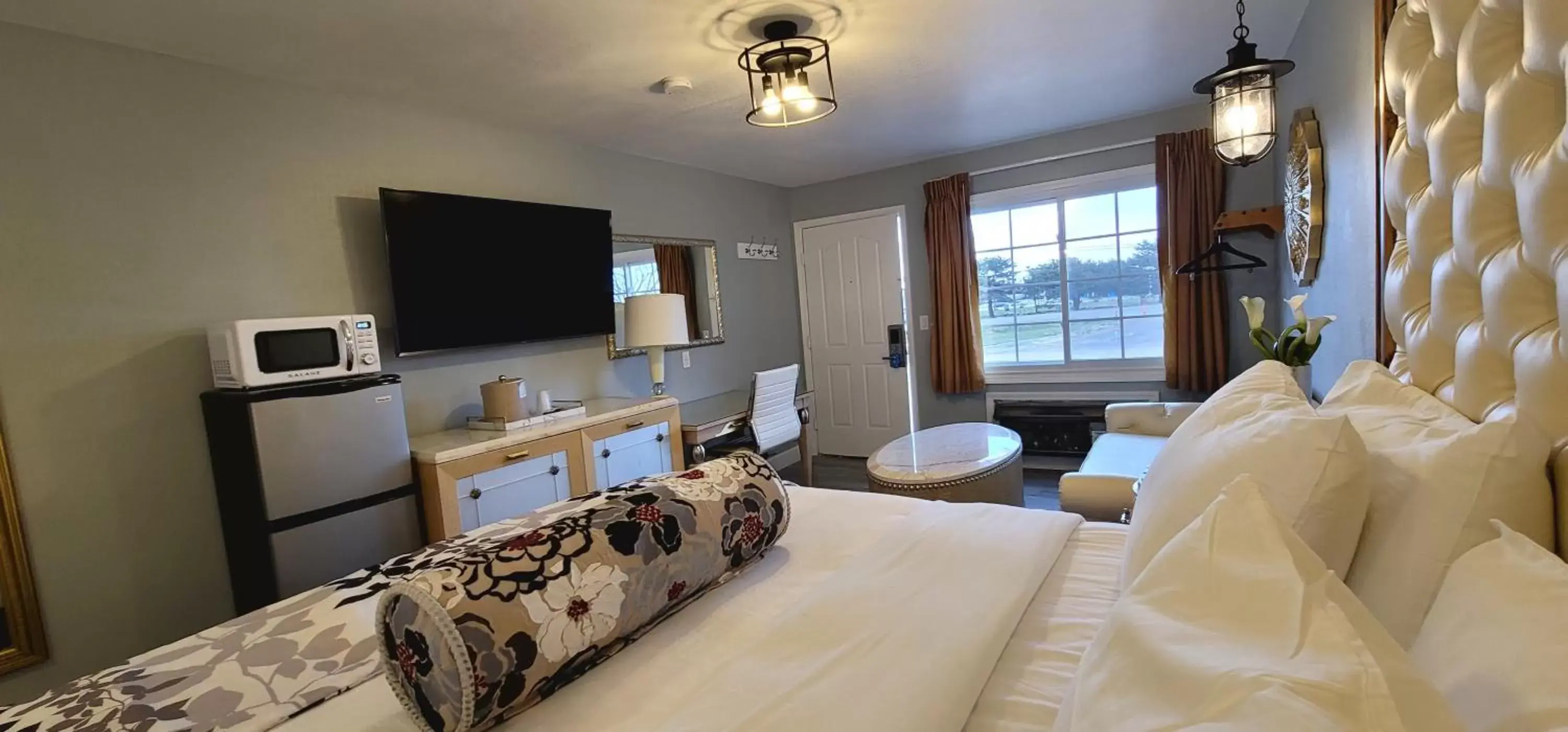Bedroom, Seating Area in Dragonfly Inn & Suites