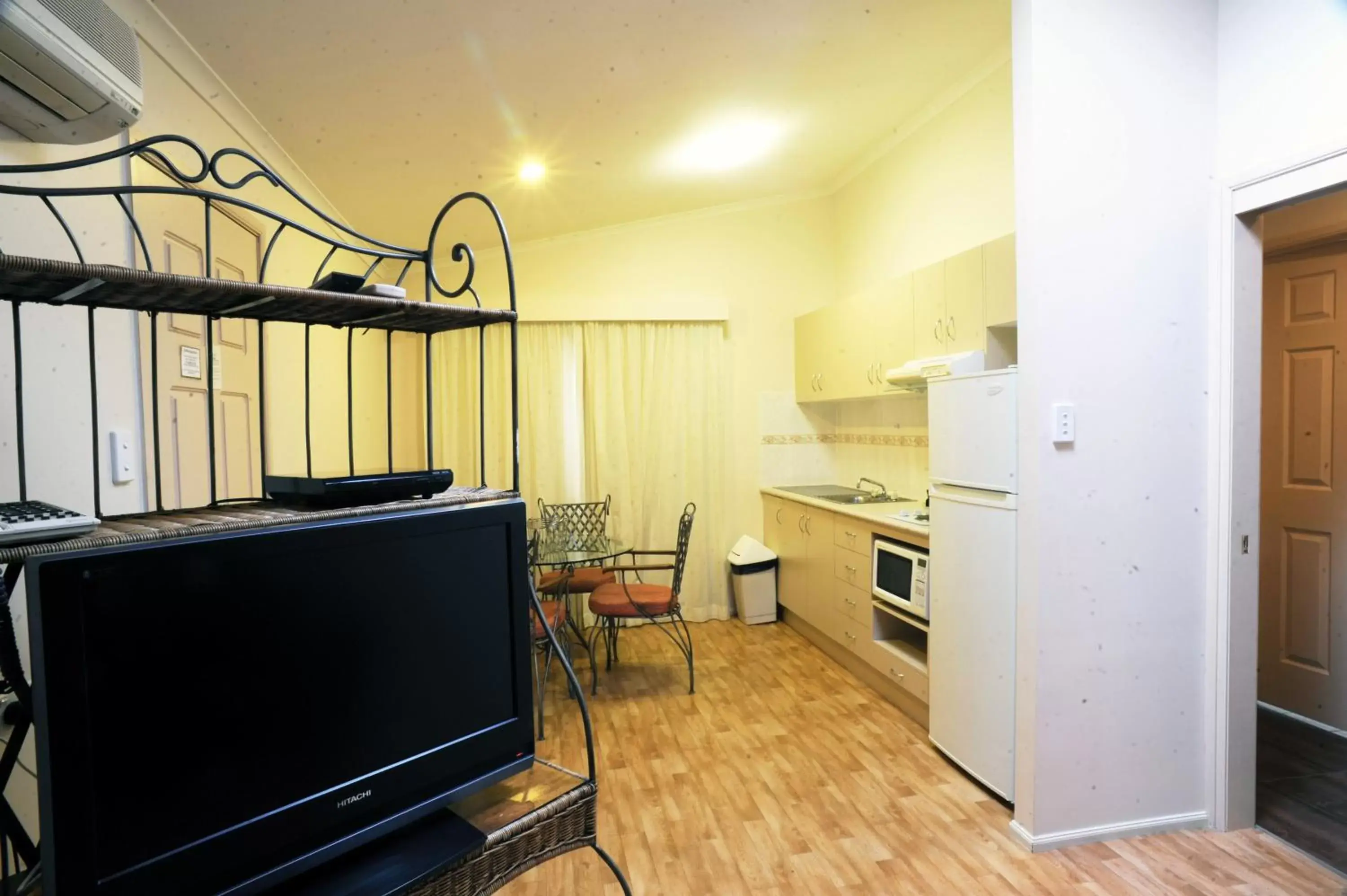 Kitchen or kitchenette, TV/Entertainment Center in Wollongong Surf Leisure Resort