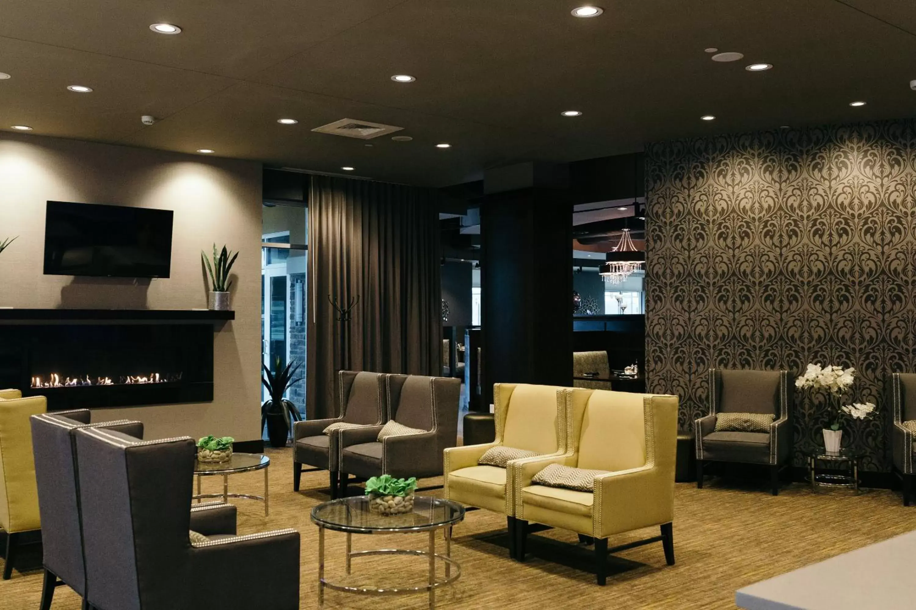 Lobby or reception, Seating Area in Holiday Inn and Suites East Peoria, an IHG Hotel