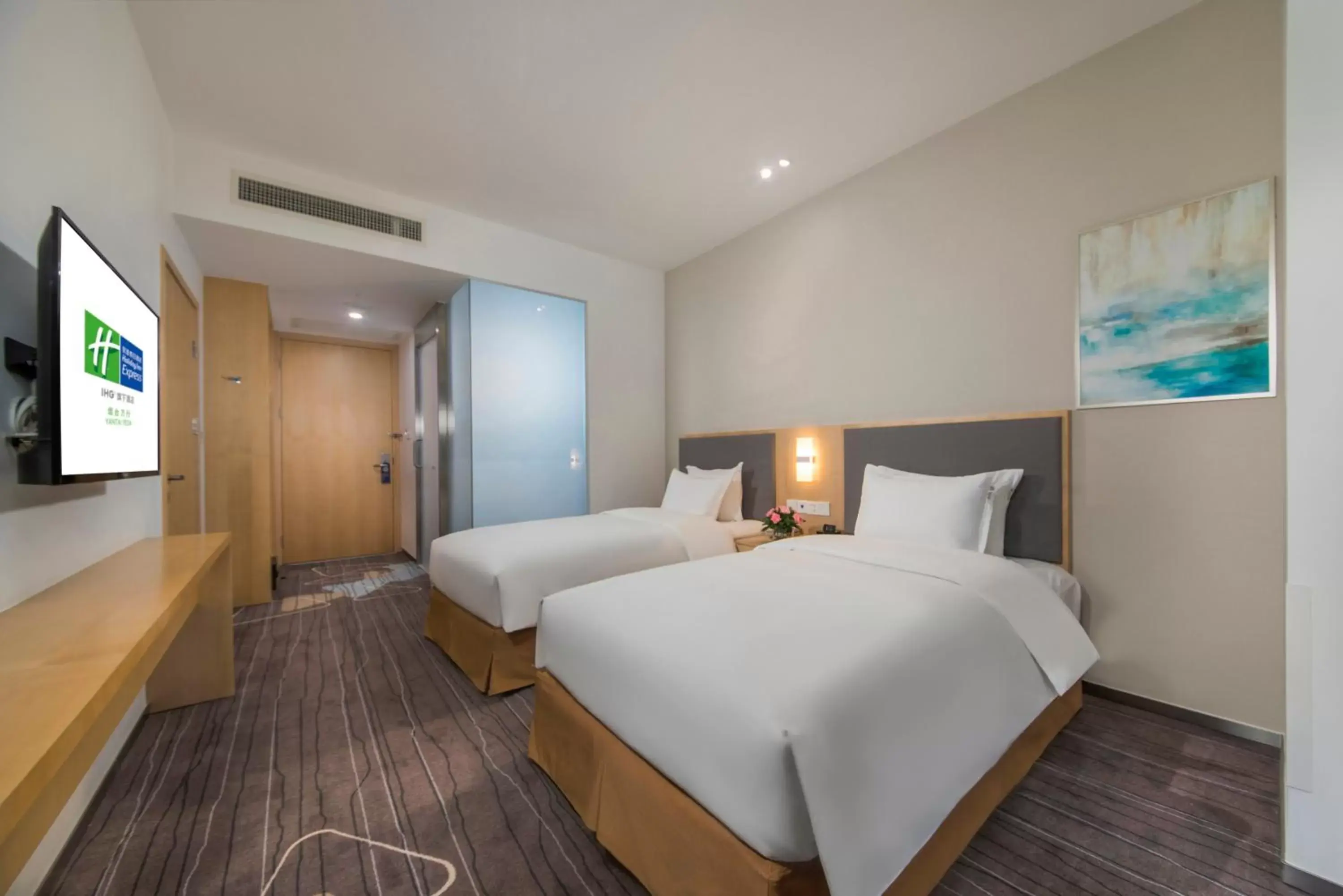 Photo of the whole room, Bed in Holiday Inn Express - Yantai YEDA by IHG Photo of the whole room, Bed in Holiday Inn Express - Yantai YEDA by IHG