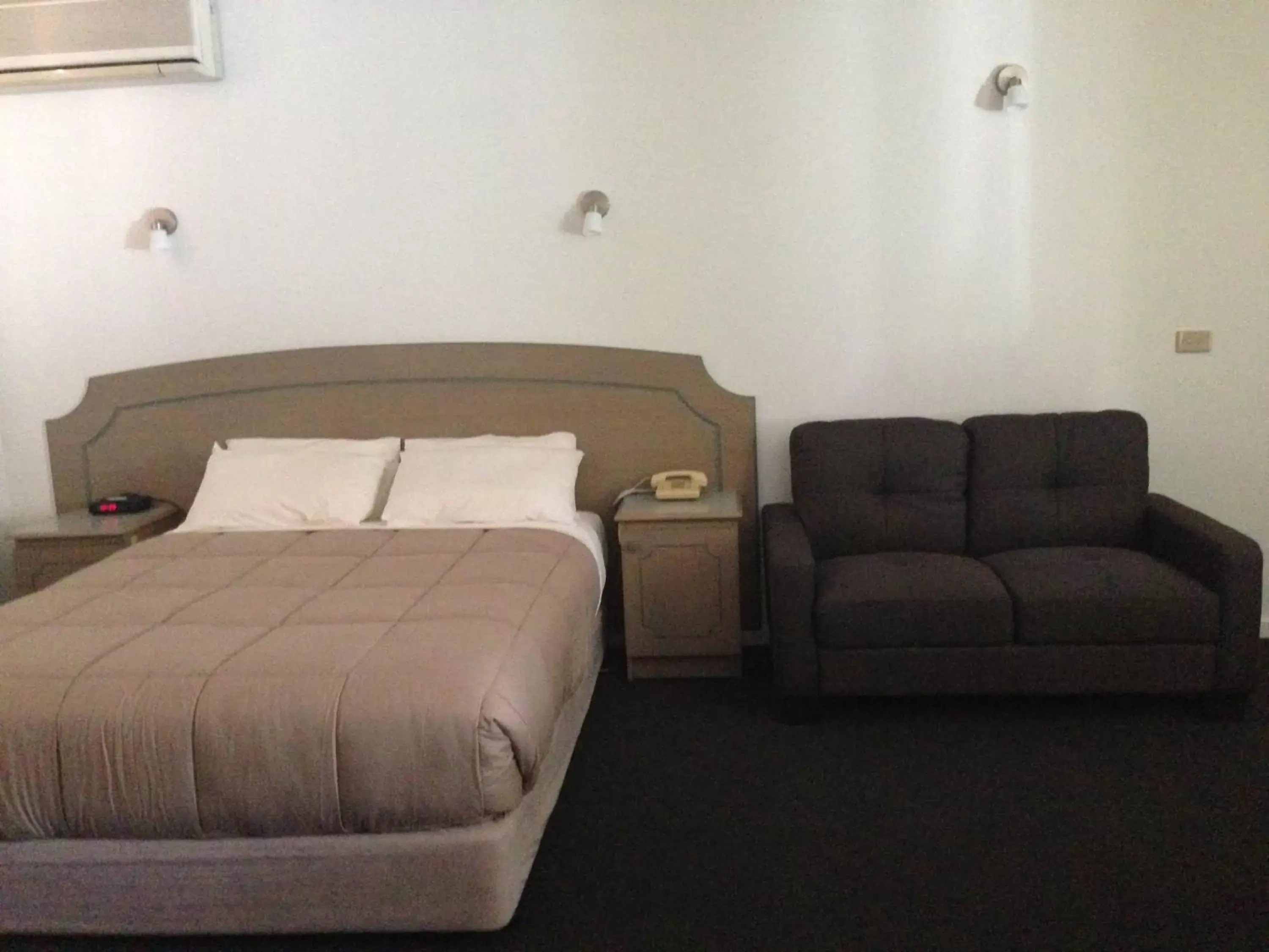 Bedroom, Bed in Nunawading Motor Inn