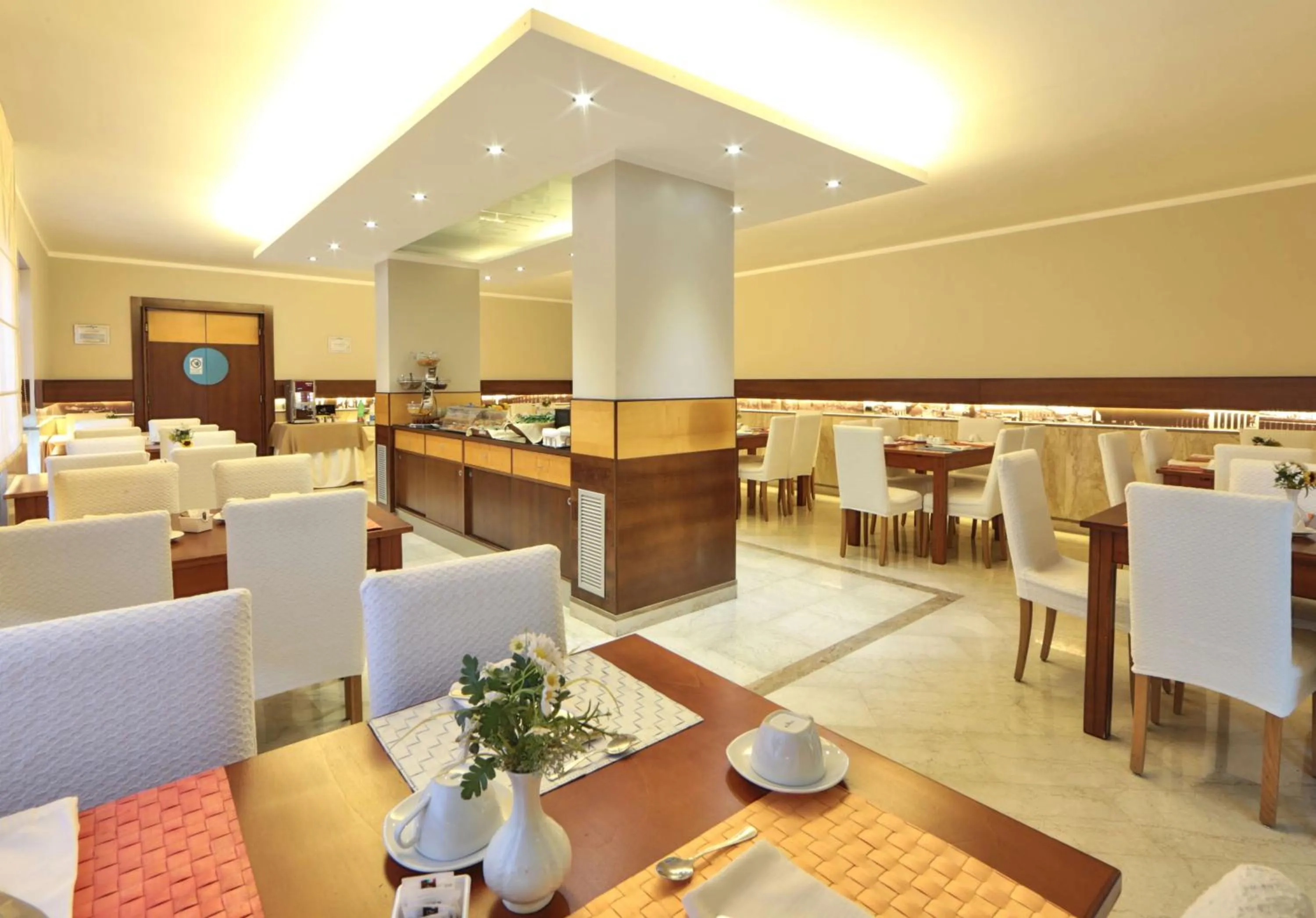 Restaurant/places to eat in Suites & Residence Hotel