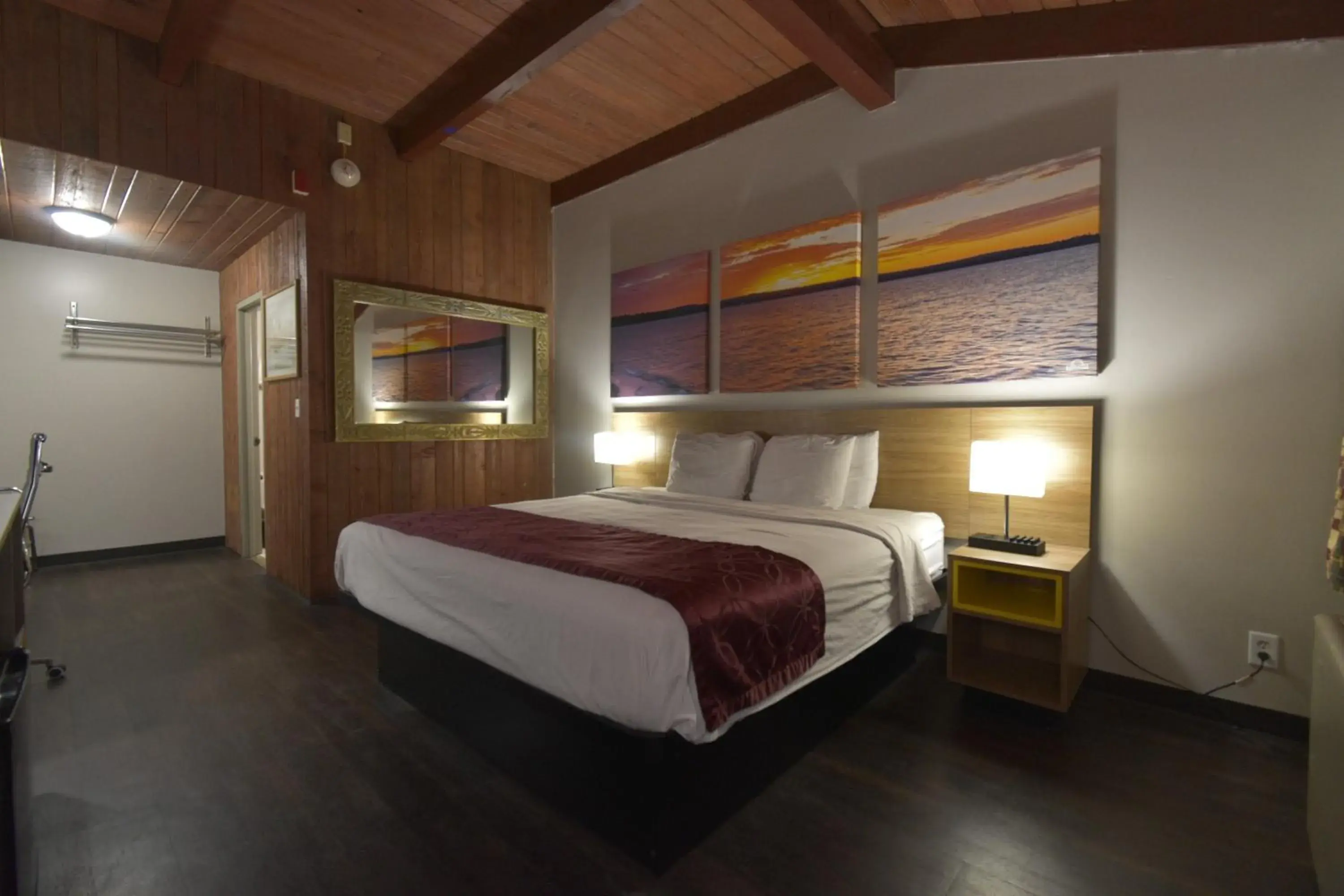 Bedroom, Bed in Days Inn by Wyndham West Allis/Milwaukee