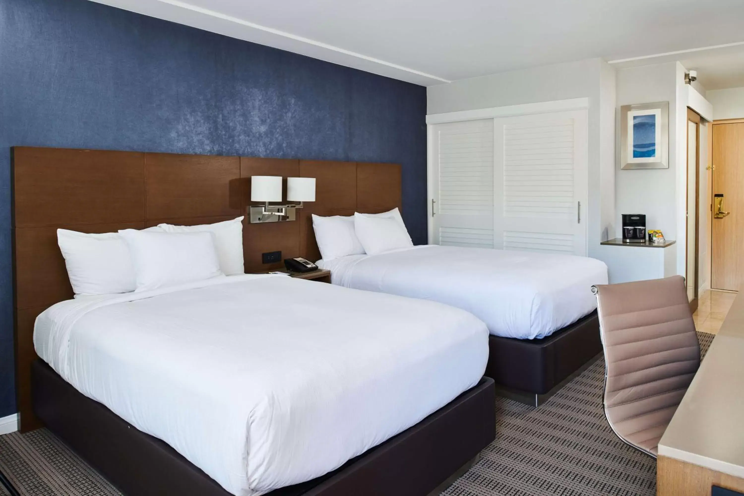 Bedroom, Bed in DoubleTree by Hilton Torrance - South Bay