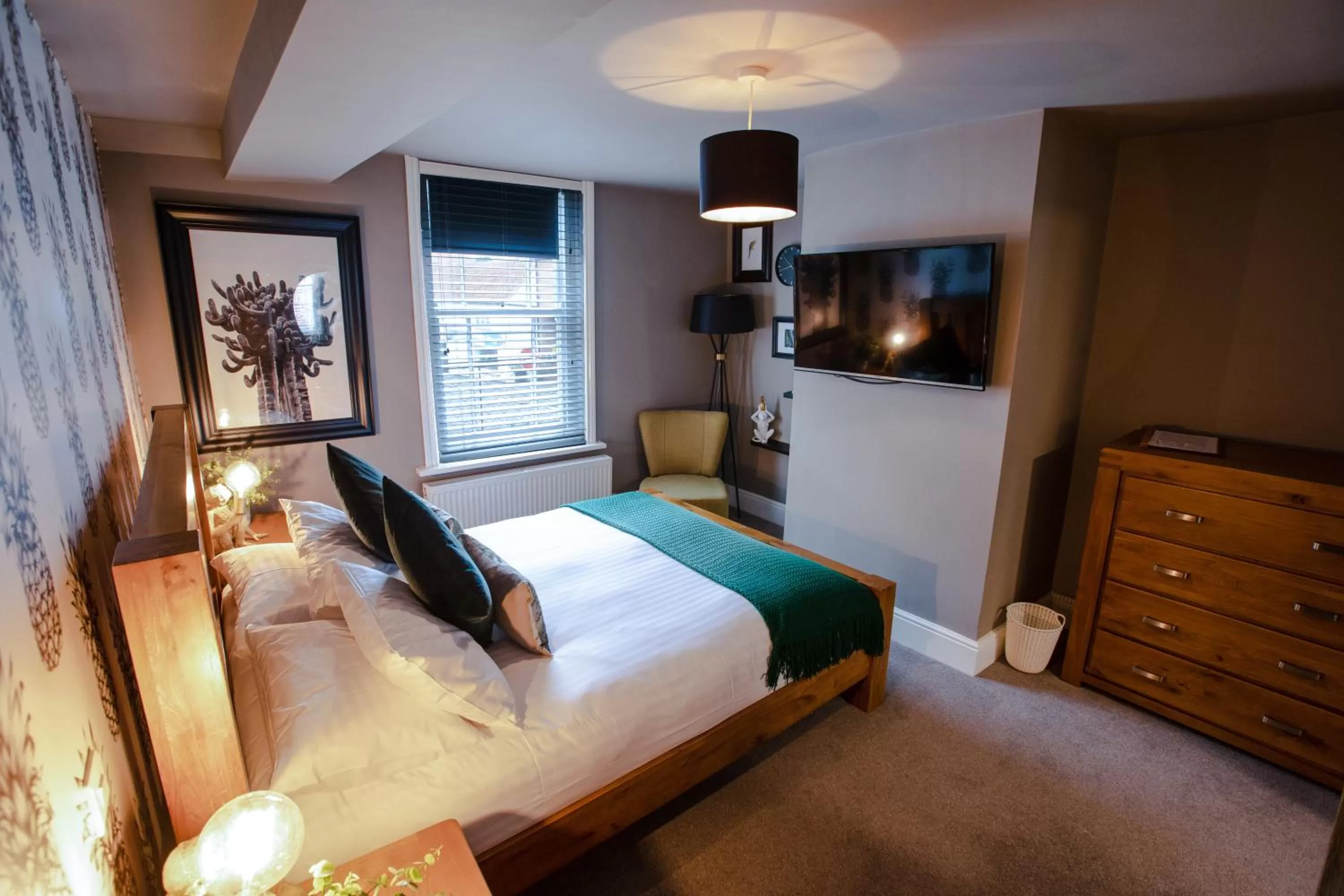 Bed in The Wheatsheaf Pub, Kitchen & Rooms