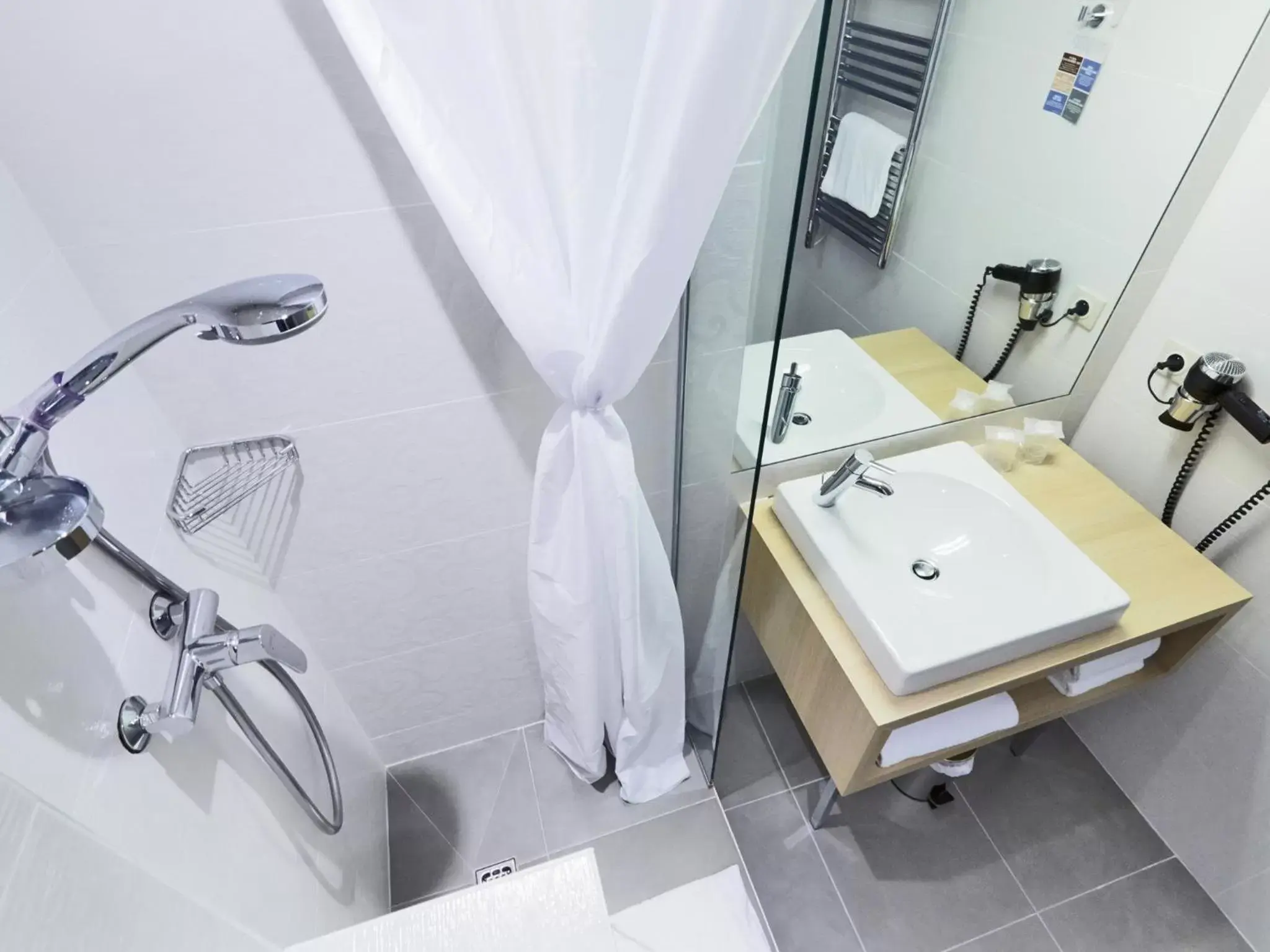 Bathroom in Kyriad Paris 18 - Porte de Clignancourt - Montmartre
