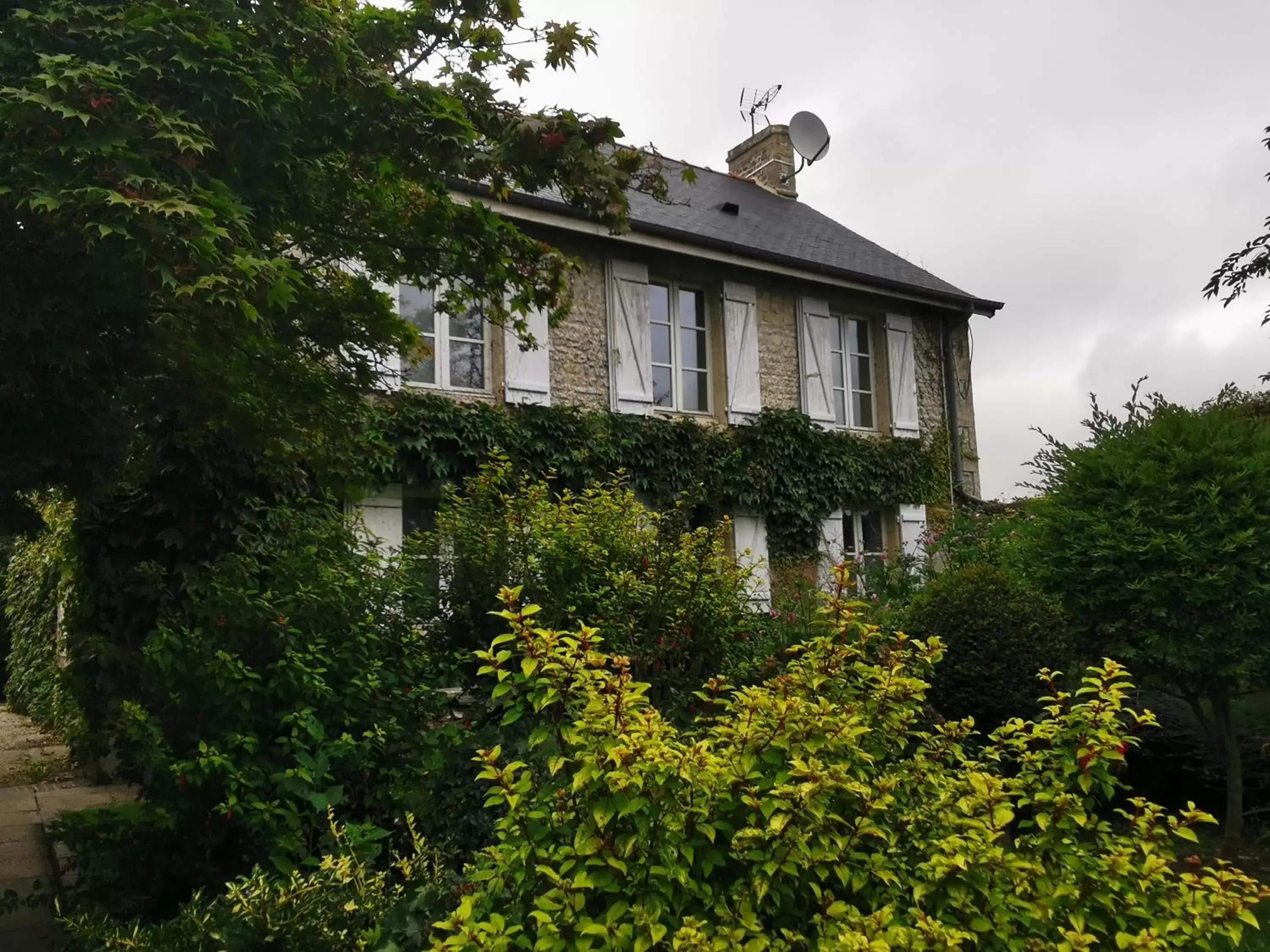 Garden view, Property Building in Grand Hôtel "Château de Sully" - Piscine & Spa