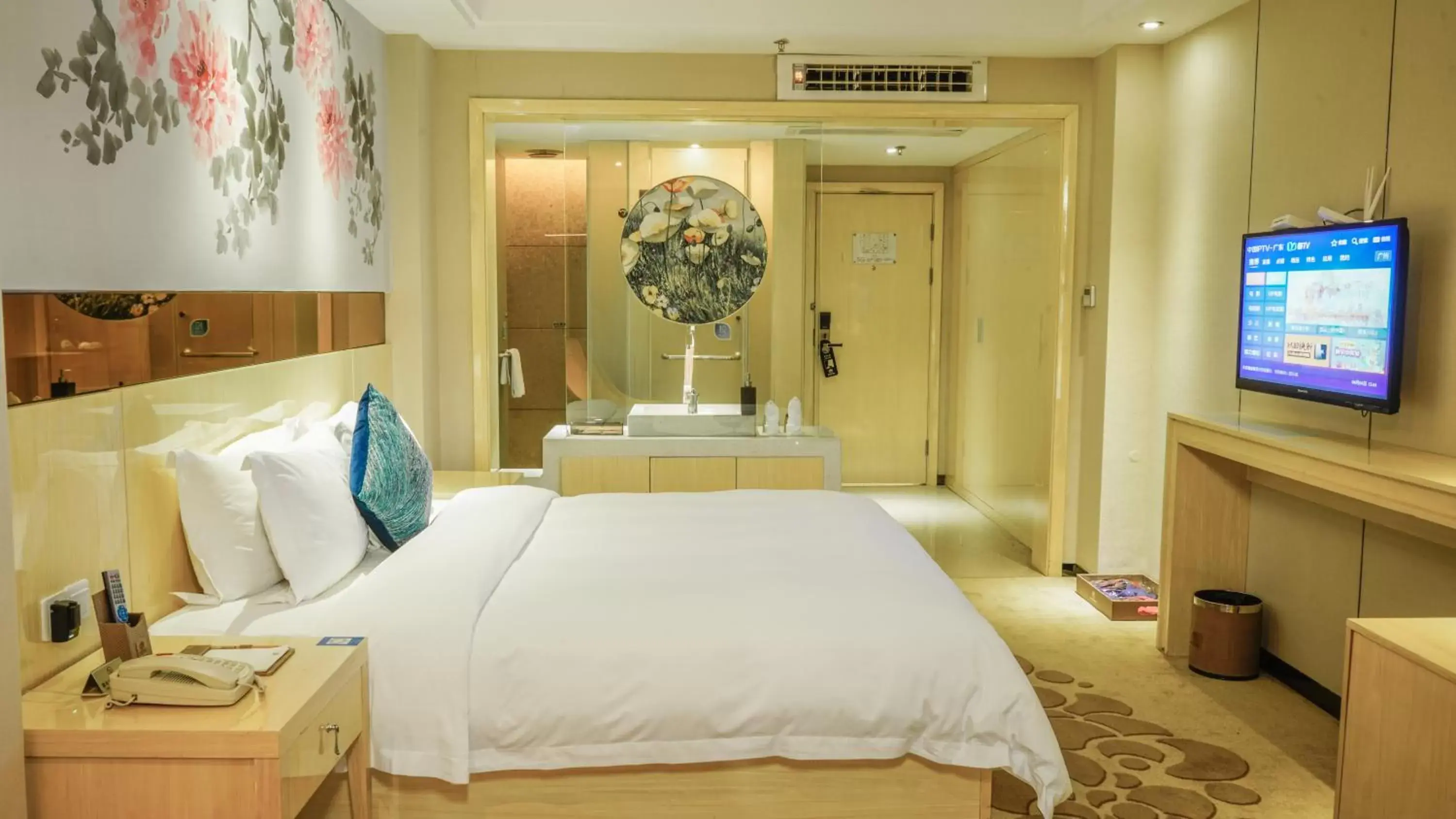 Photo of the whole room, Bed in Paco Hotel Ouzhuang Metro Guangzhou-Free shuttle to Canton fair