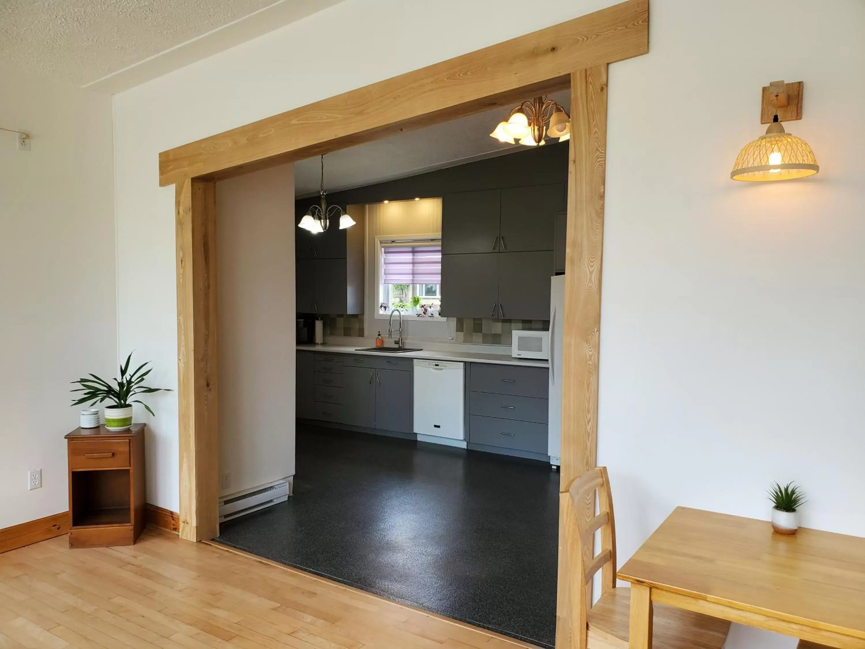 Communal lounge/ TV room, Kitchen/Kitchenette in Auberge Mélilot