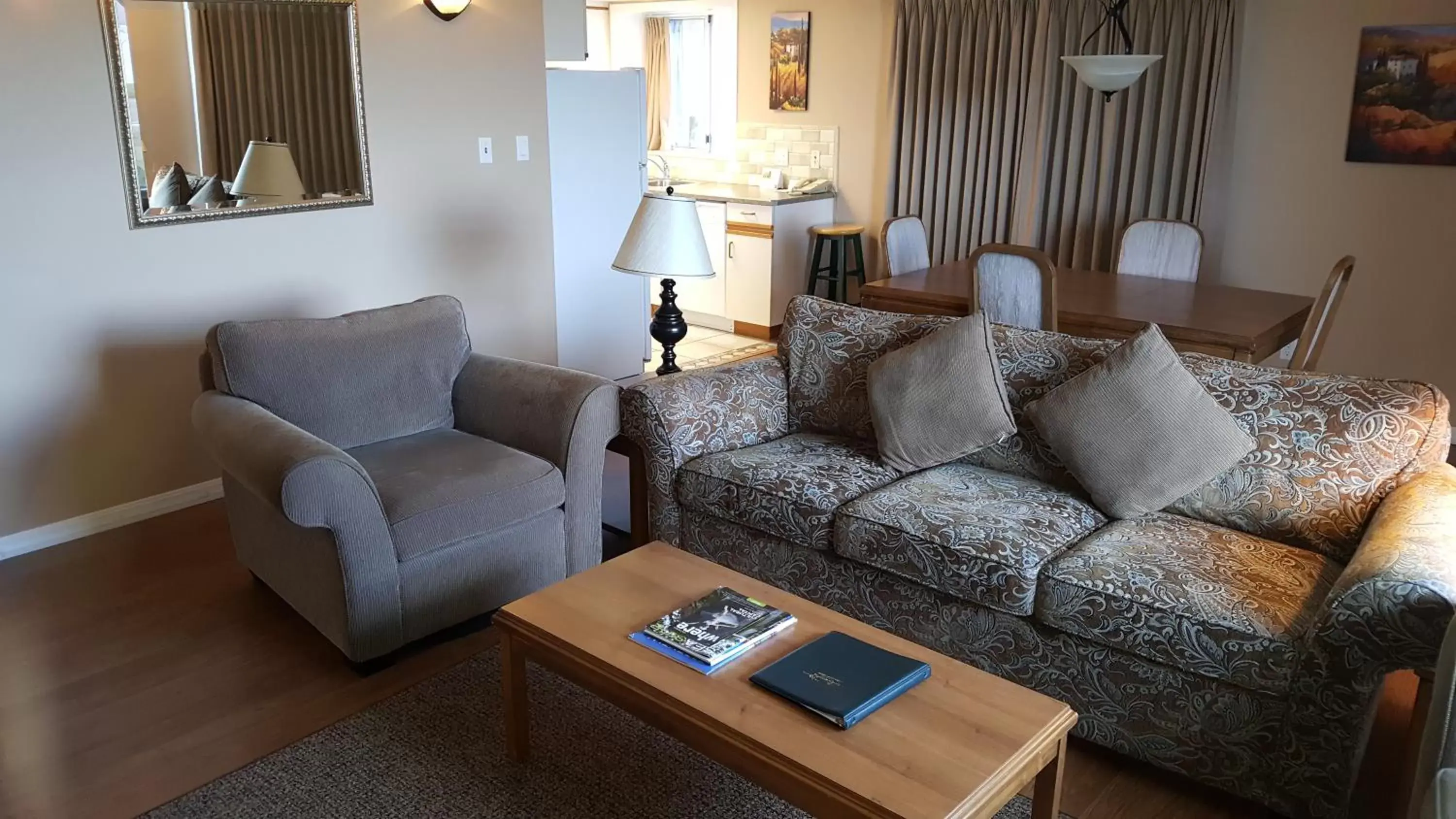 Living room, Seating Area in The Cedarwood Inn & Suites