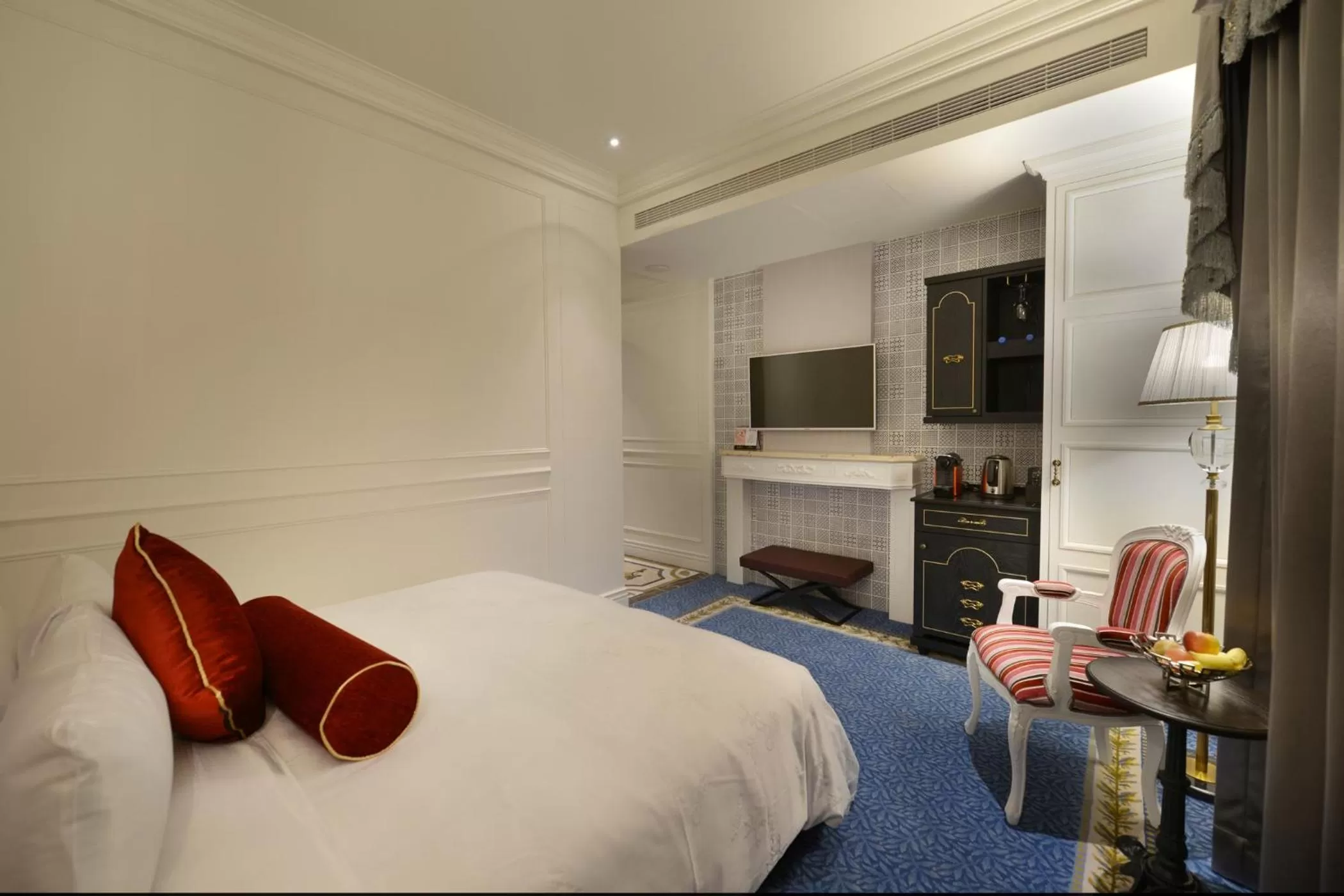 Photo of the whole room, Bed in Golden Tulip RS Boutique Hotel-Tainan